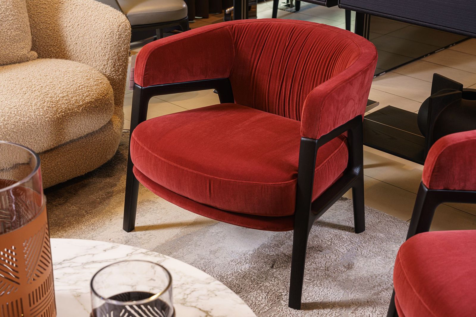 Poltrona Frau Кресло Duo Lounge Velvet Ziggy Red Onion / Wenge от Poltrona Frau — в интерьере