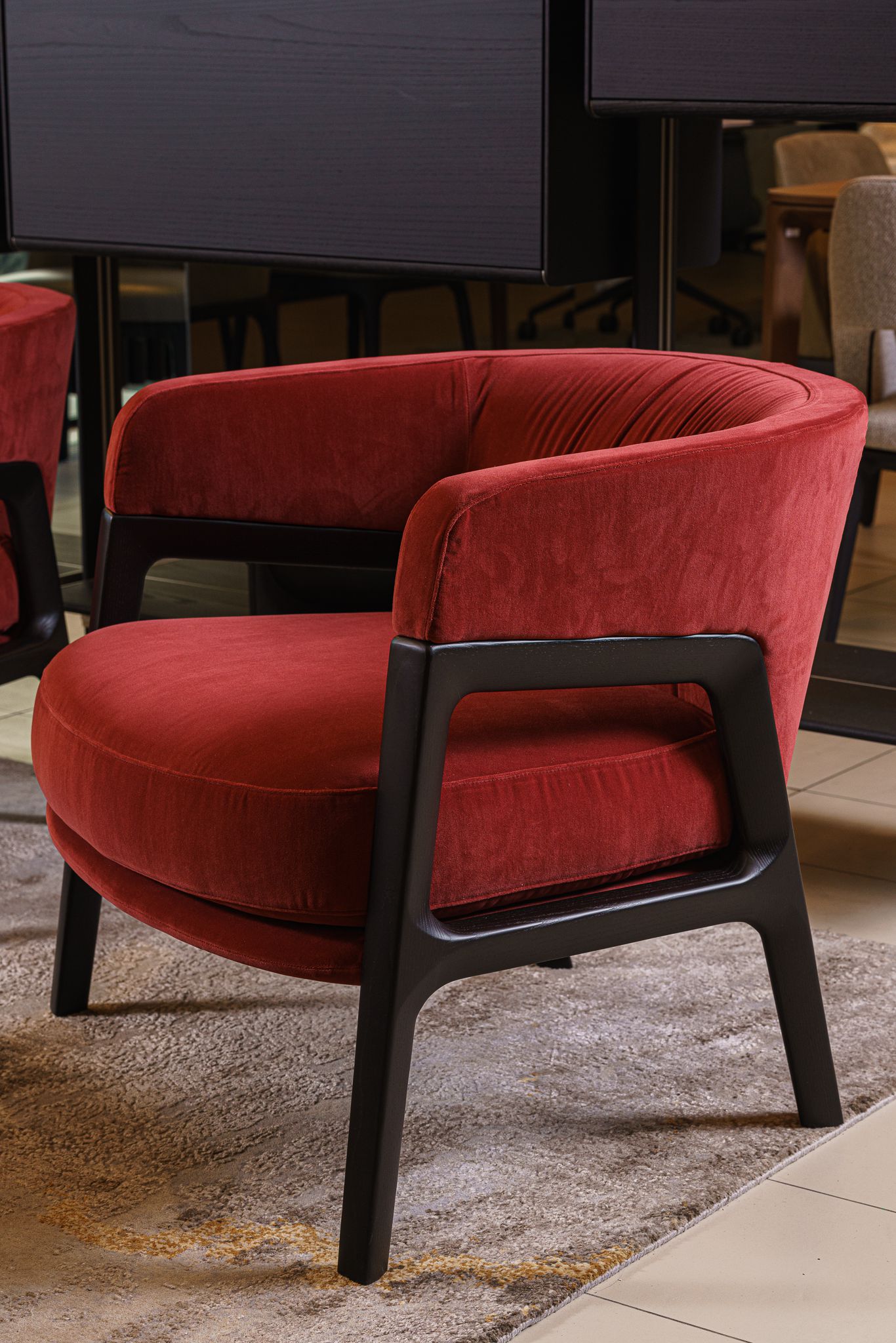 Poltrona Frau Кресло Duo Lounge Velvet Ziggy Red Onion / Wenge от Poltrona Frau — в интерьере
