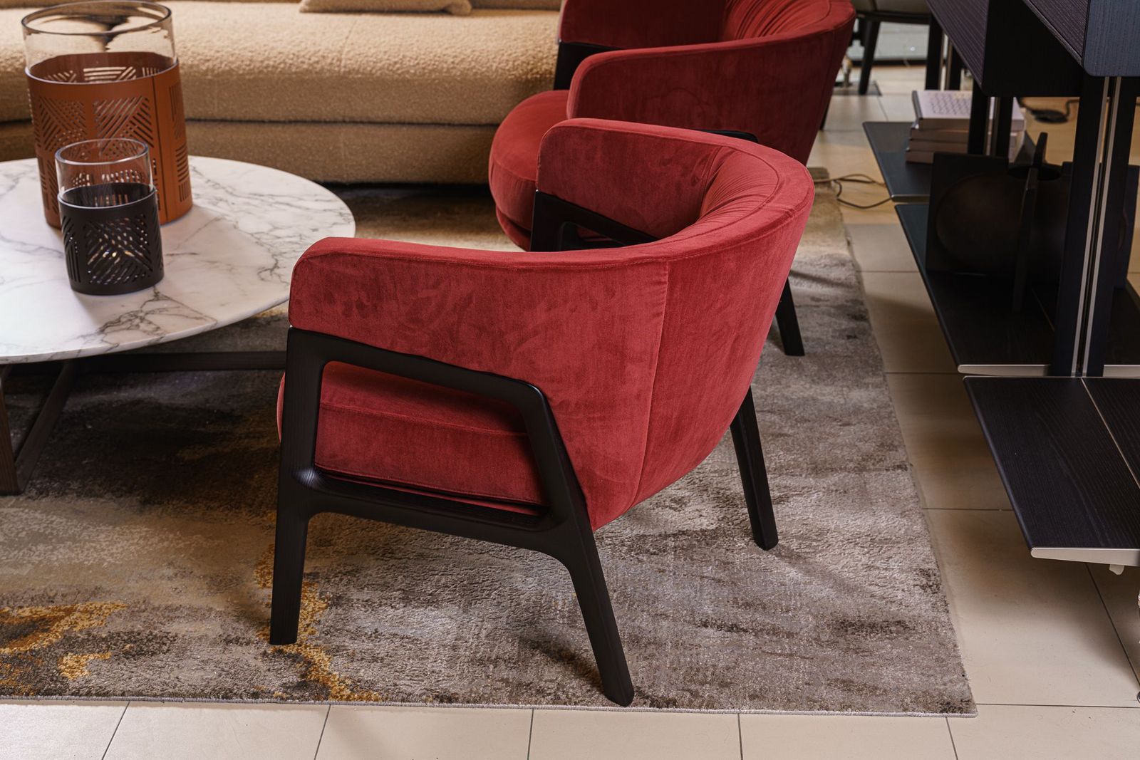 Poltrona Frau Кресло Duo Lounge Velvet Ziggy Red Onion / Wenge от Poltrona Frau — в интерьере