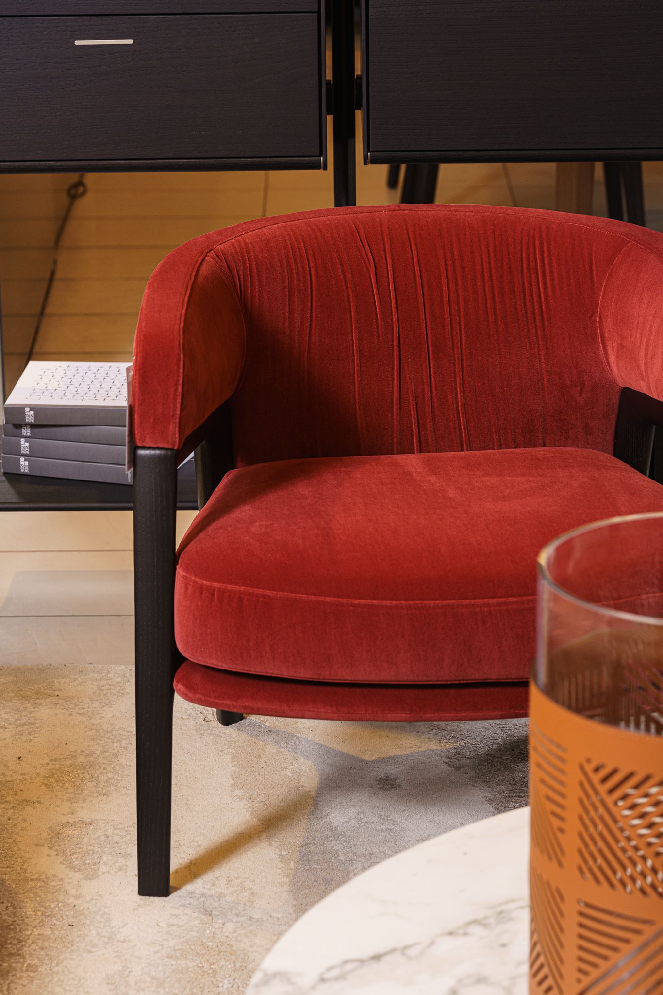 Poltrona Frau Кресло Duo Lounge Velvet Ziggy Red Onion / Wenge от Poltrona Frau — в интерьере