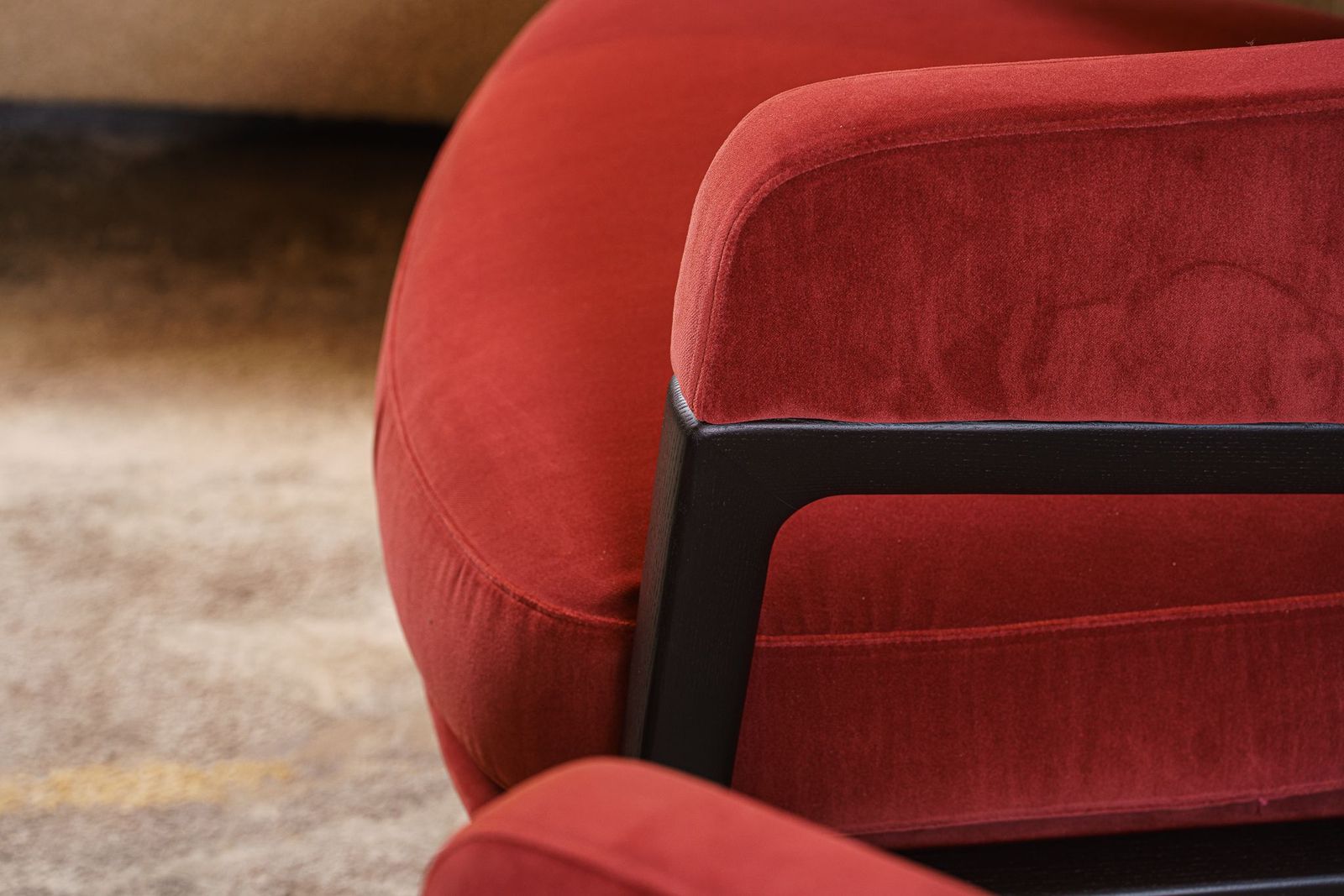 Poltrona Frau Кресло Duo Lounge Velvet Ziggy Red Onion / Wenge от Poltrona Frau — в интерьере