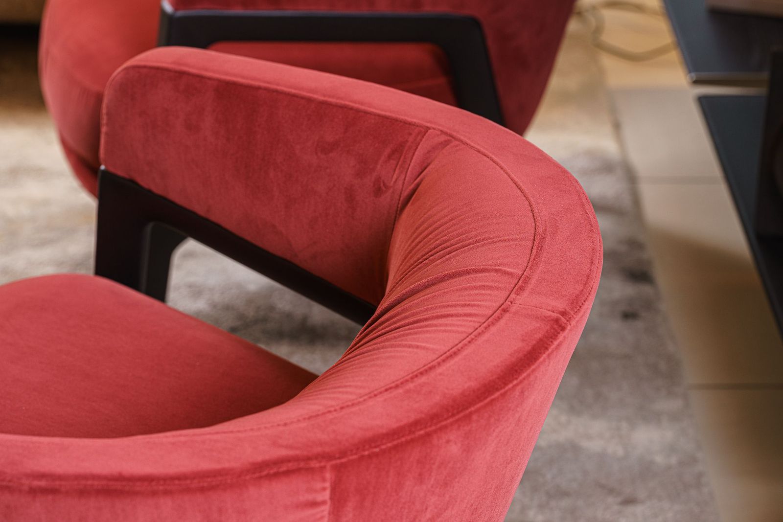 Poltrona Frau Кресло Duo Lounge Velvet Ziggy Red Onion / Wenge от Poltrona Frau — в интерьере
