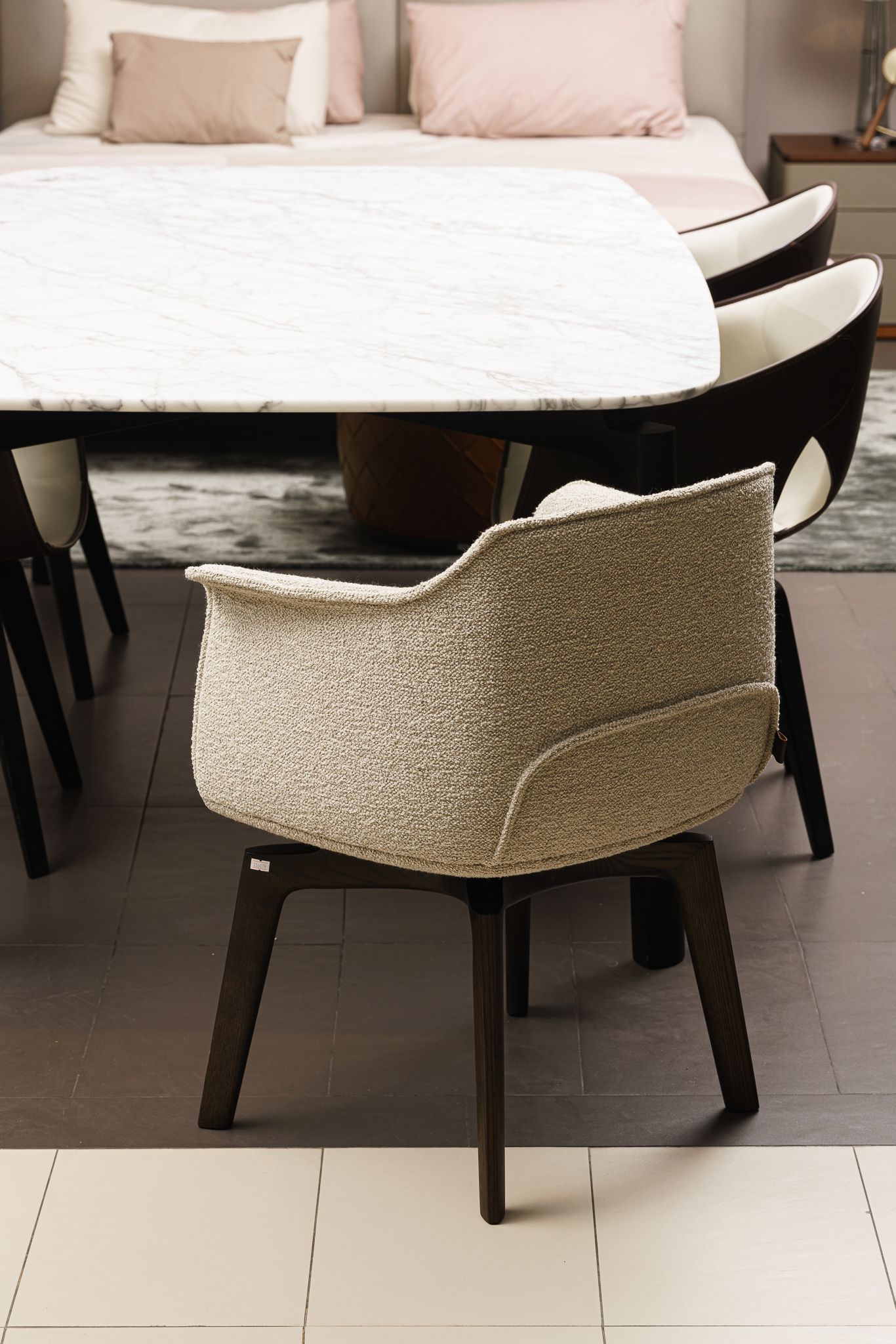 Poltrona Frau Стул Archibald Swivel Loop Corda от Poltrona Frau — в интерьере