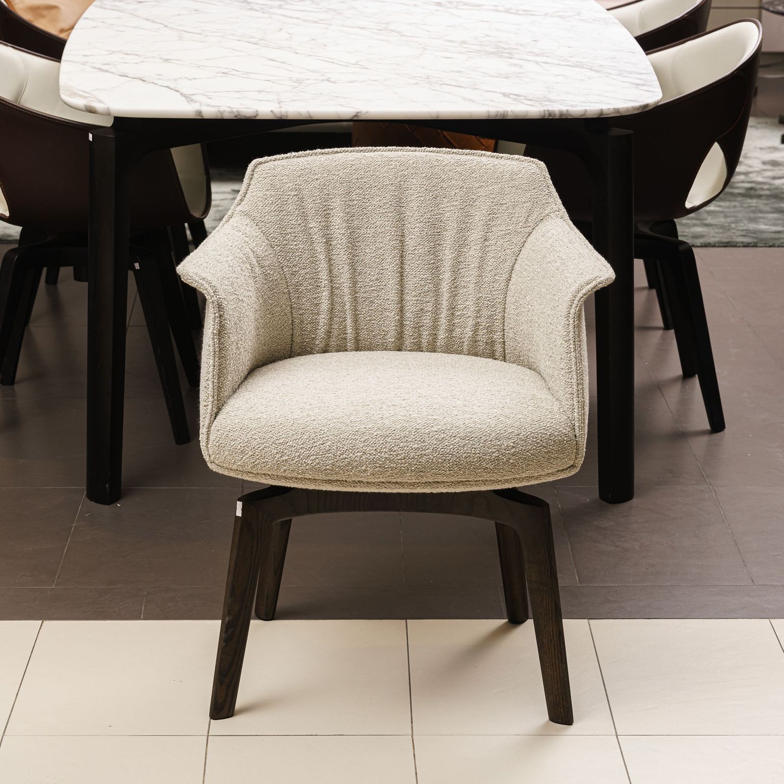 Poltrona Frau Стул Archibald Swivel Loop Corda от Poltrona Frau — в интерьере