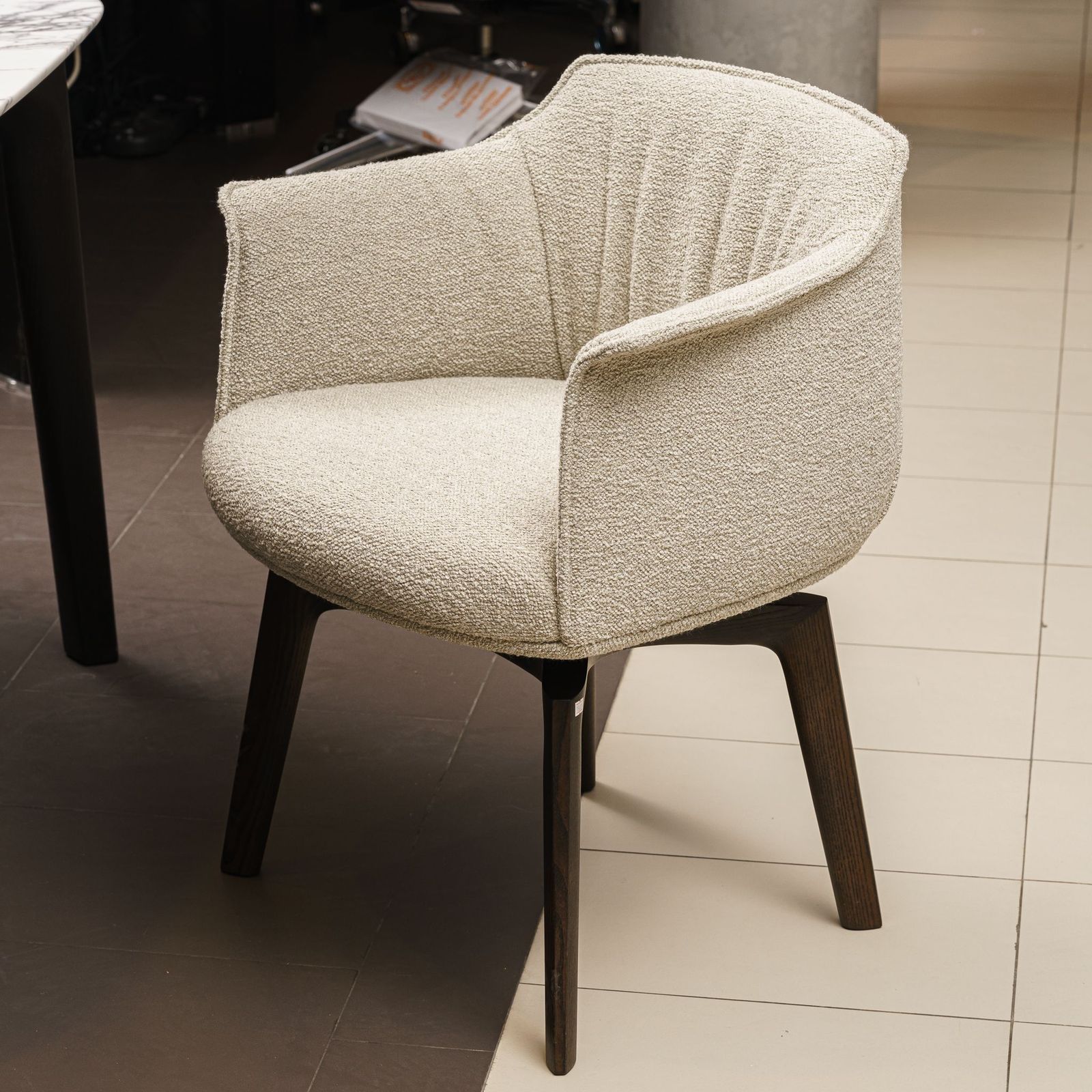 Poltrona Frau Стул Archibald Swivel Loop Corda от Poltrona Frau — в интерьере