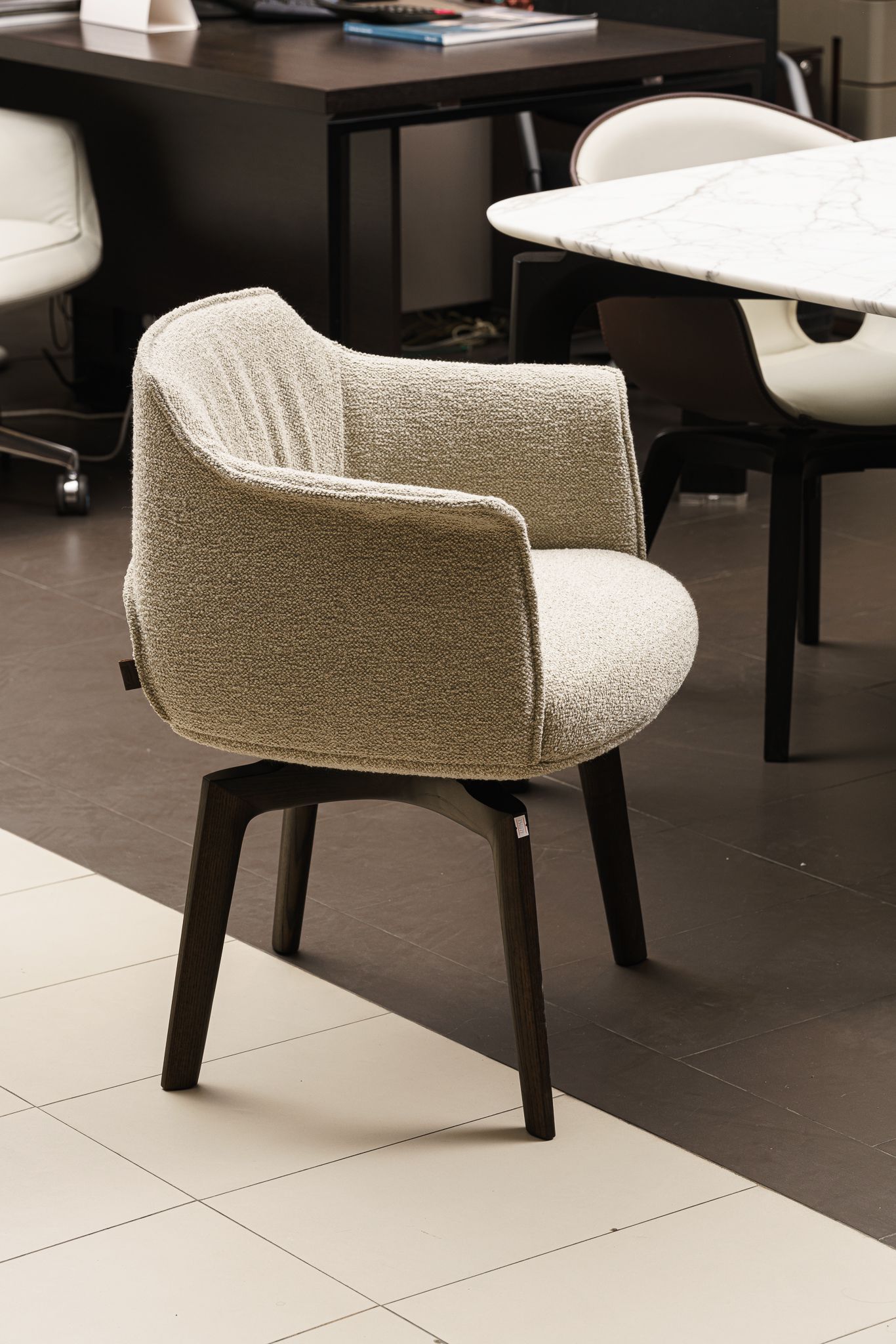 Poltrona Frau Стул Archibald Swivel Loop Corda от Poltrona Frau — в интерьере