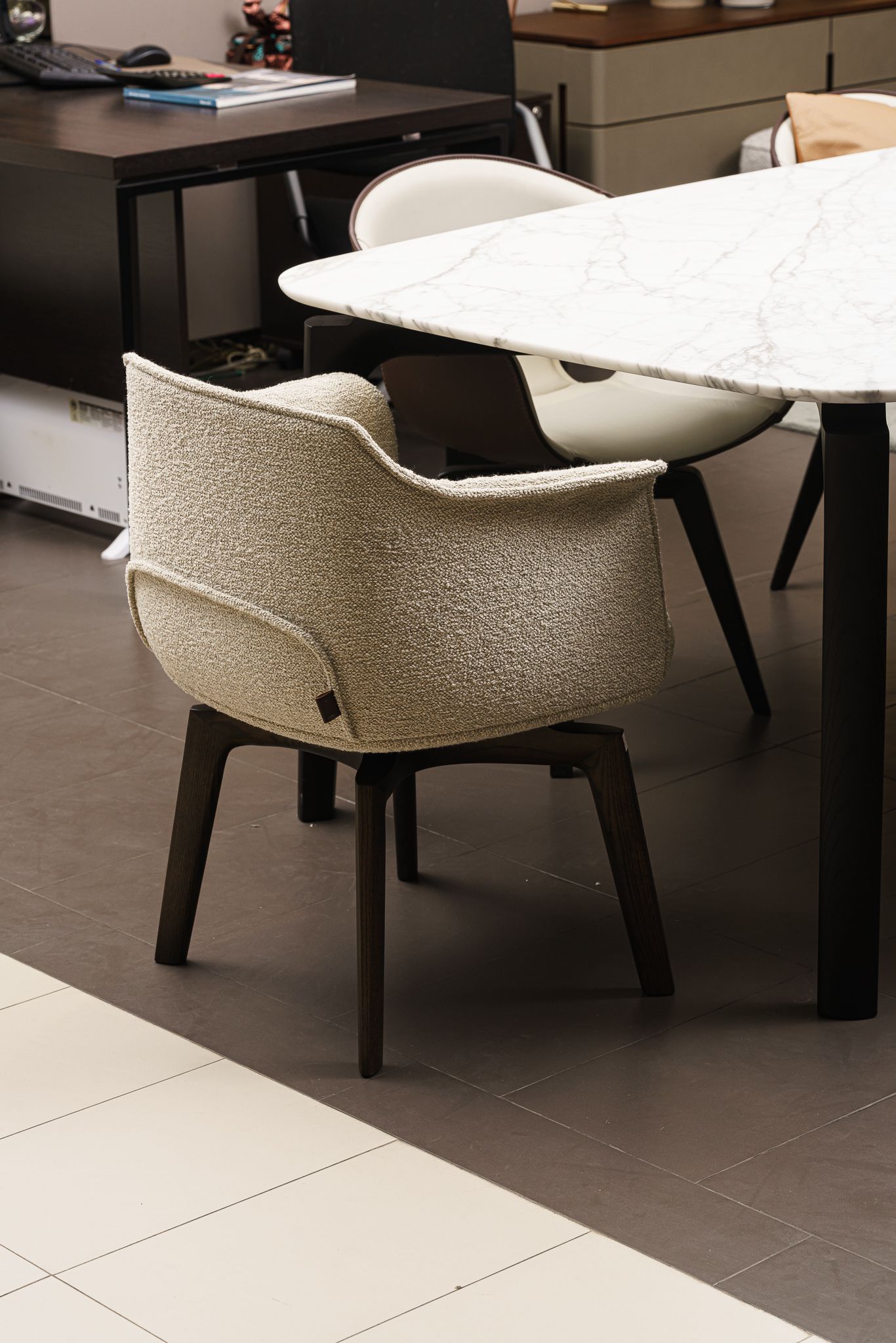 Poltrona Frau Стул Archibald Swivel Loop Corda от Poltrona Frau — в интерьере