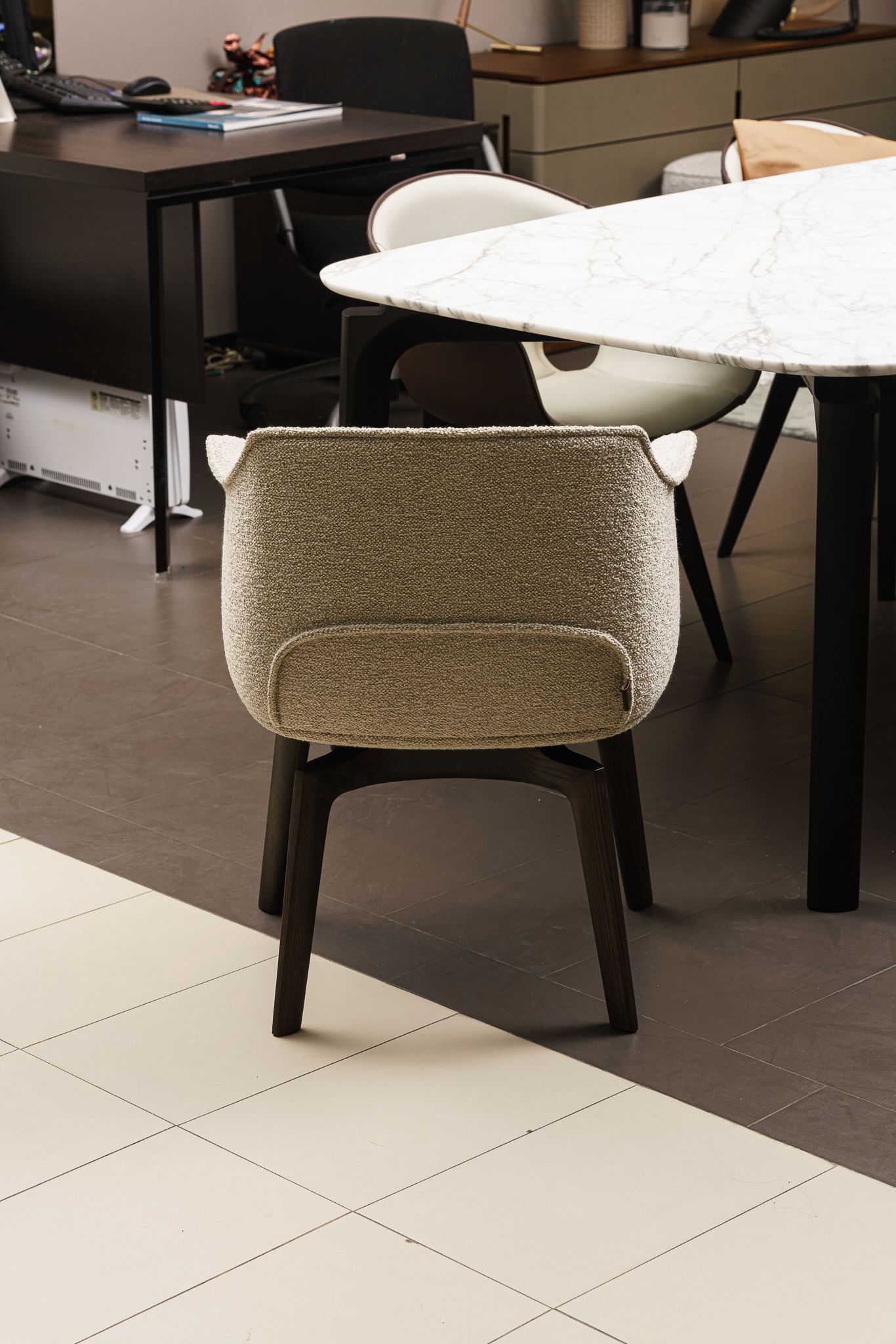 Poltrona Frau Стул Archibald Swivel Loop Corda от Poltrona Frau — в интерьере
