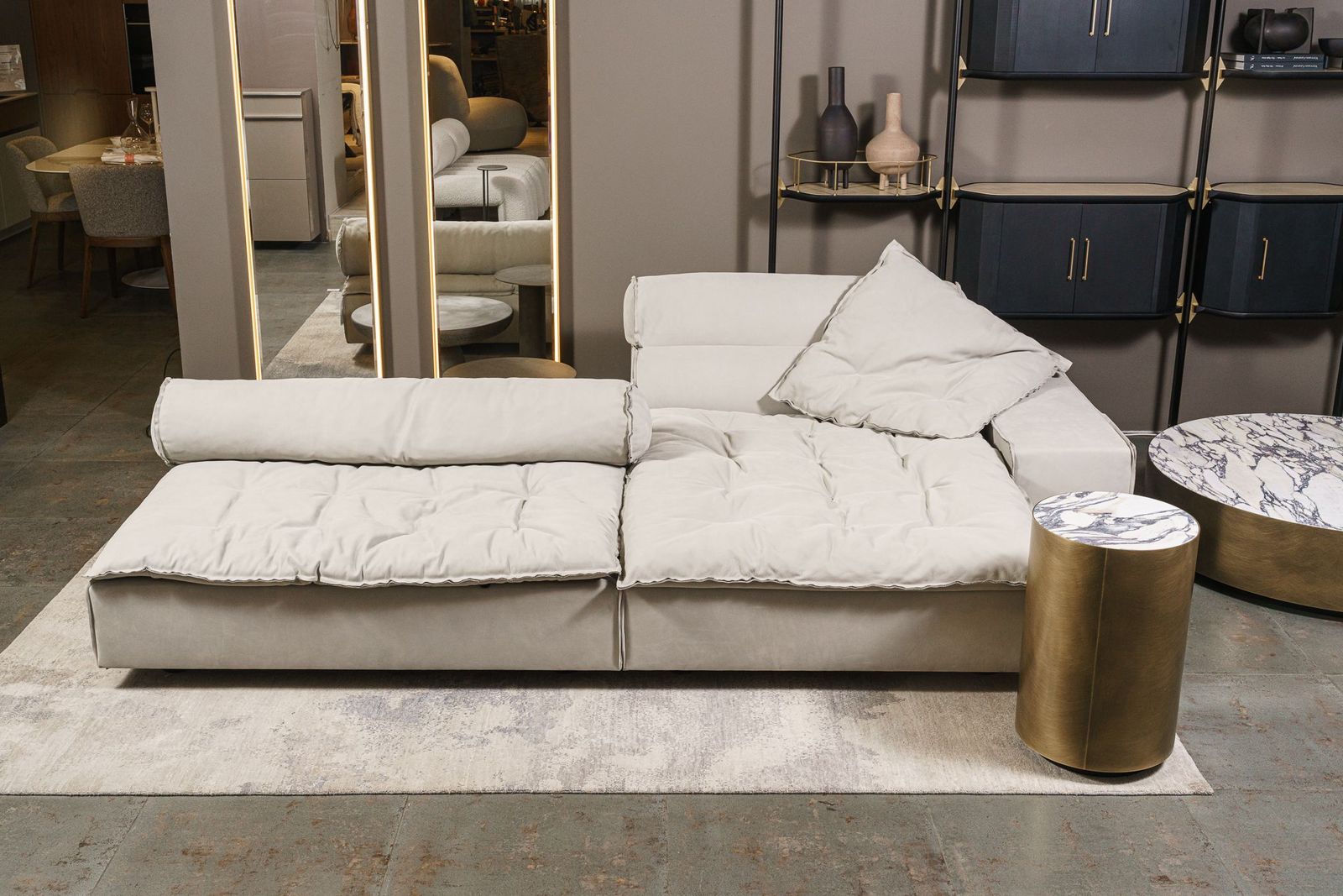 Meridiani Журнальный столик Belt Marble 37 round от Meridiani — в интерьере