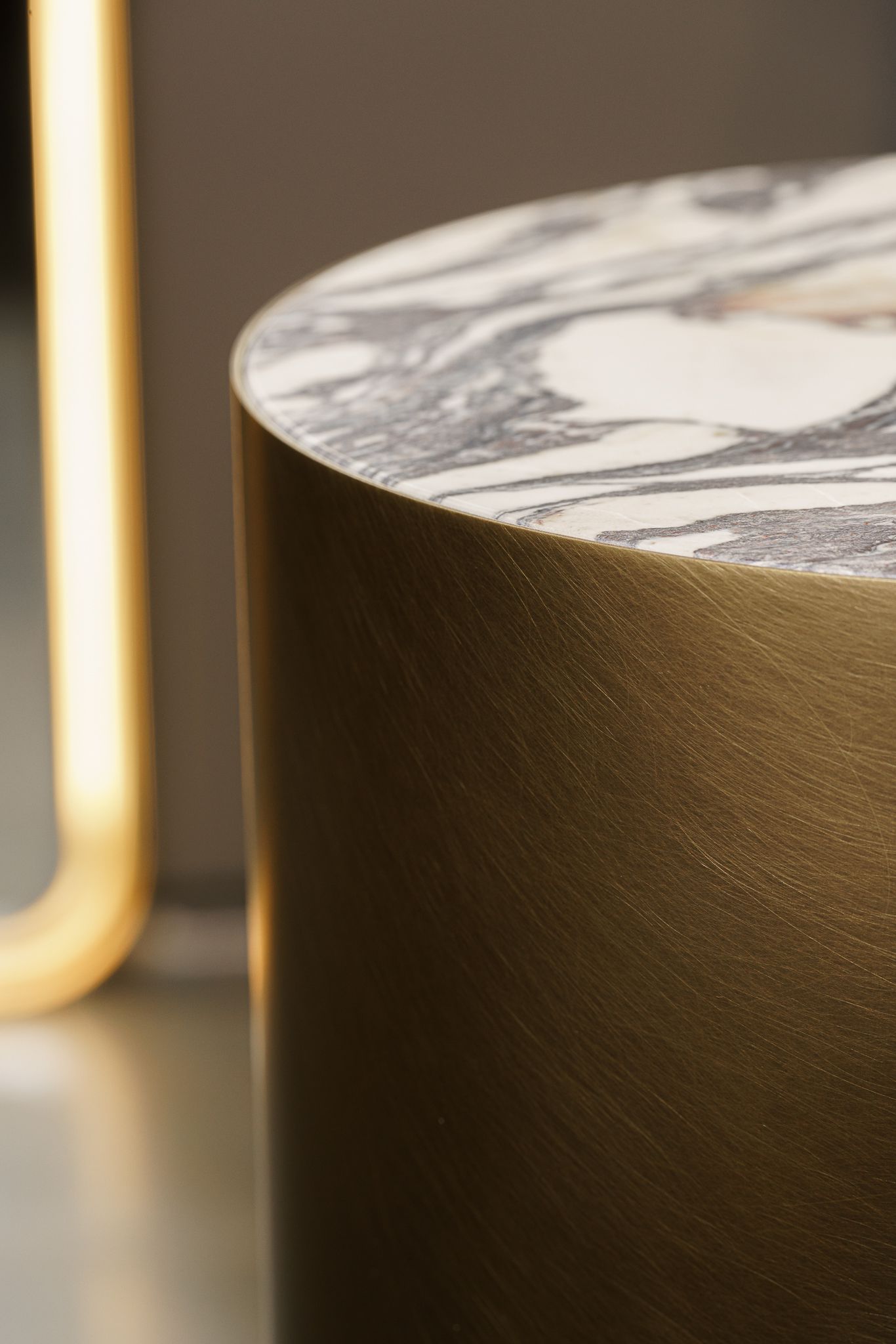 Meridiani Журнальный столик Belt Marble 37 round от Meridiani — в интерьере