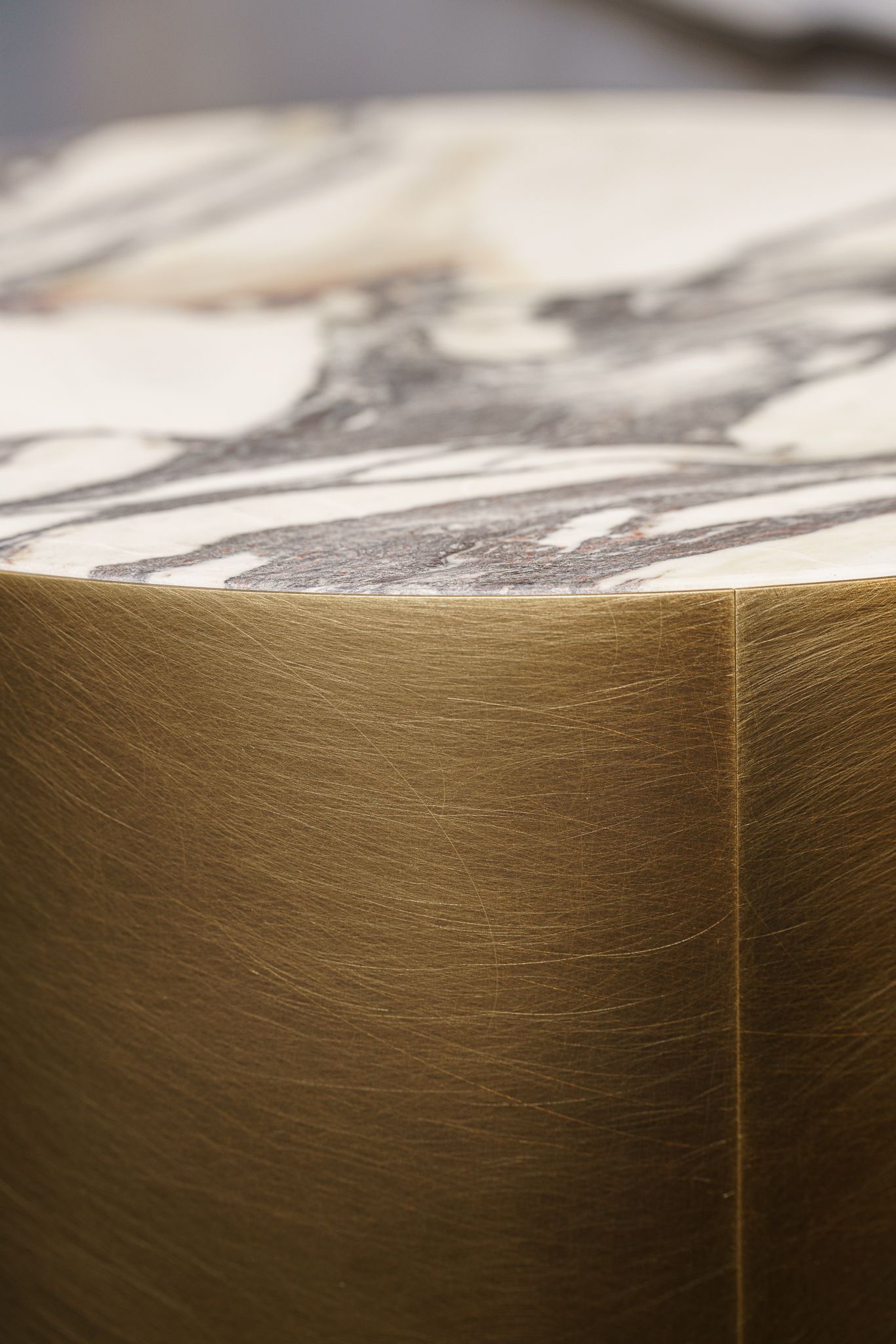 Meridiani Журнальный столик Belt Marble 37 round от Meridiani — в интерьере