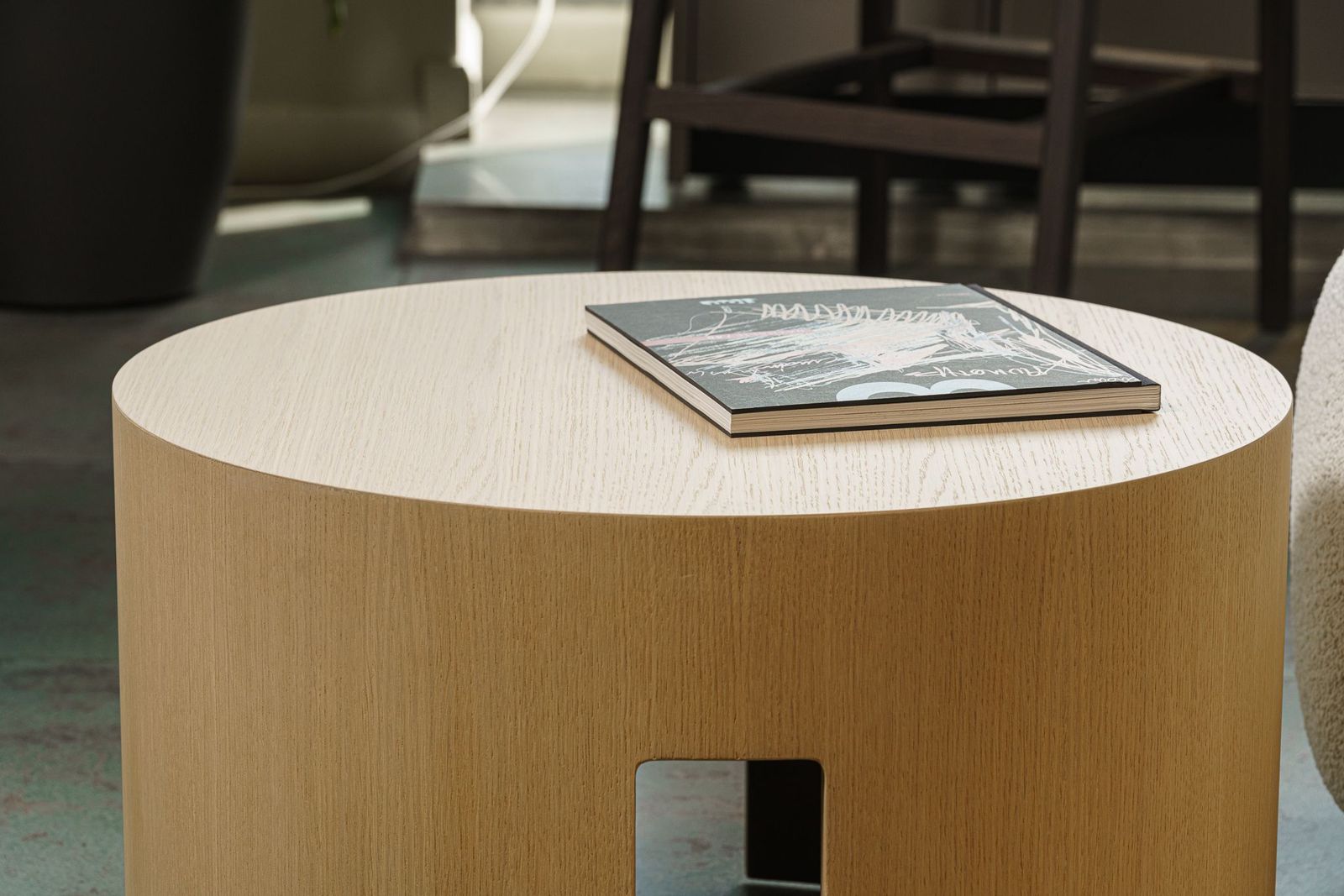 Meridiani Журнальный столик Gong 60 Oak Light от Meridiani — в интерьере