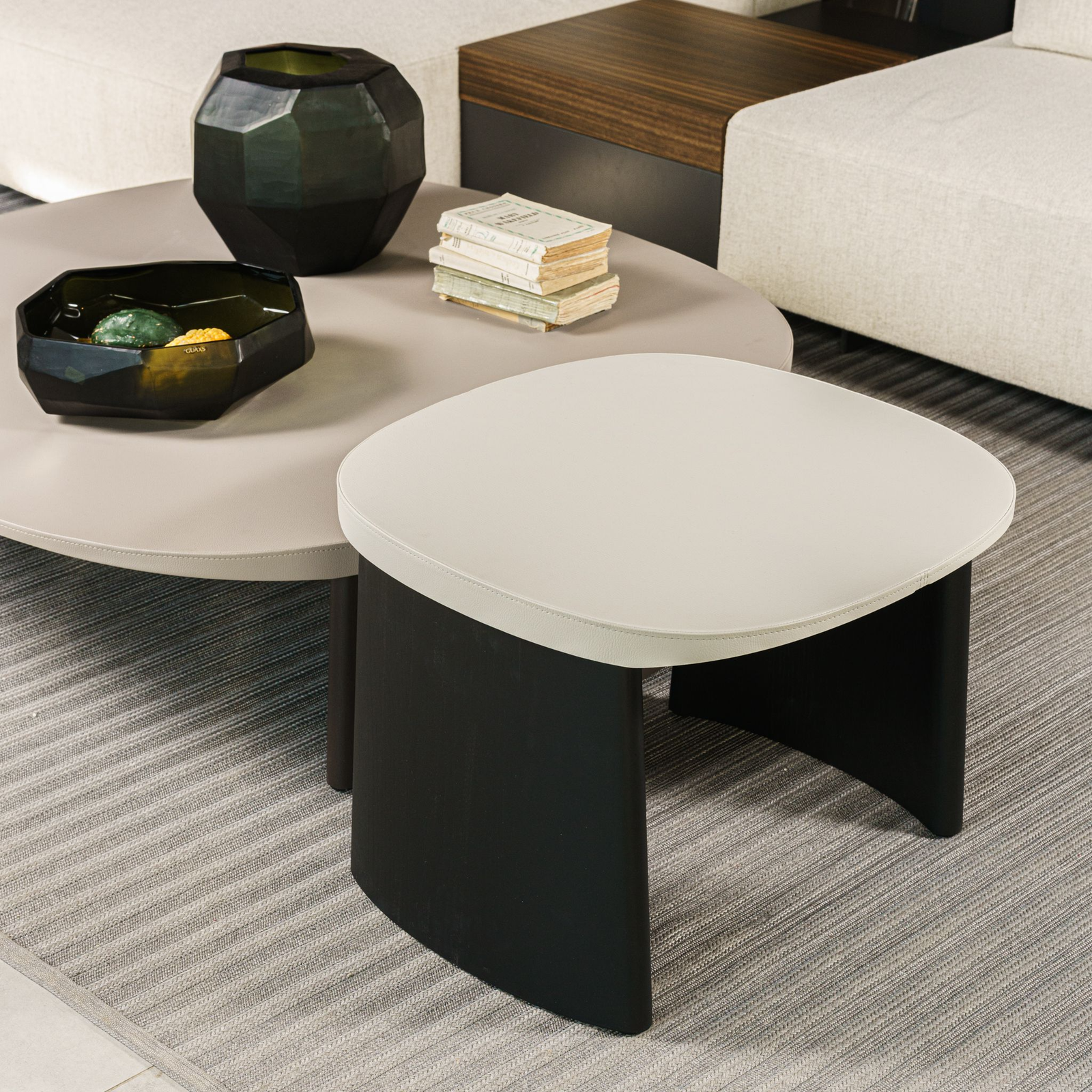 Molteni&C Журнальный столик Cleo 60 Ecoskin Ivory / Black oak от Molteni & C — в интерьере