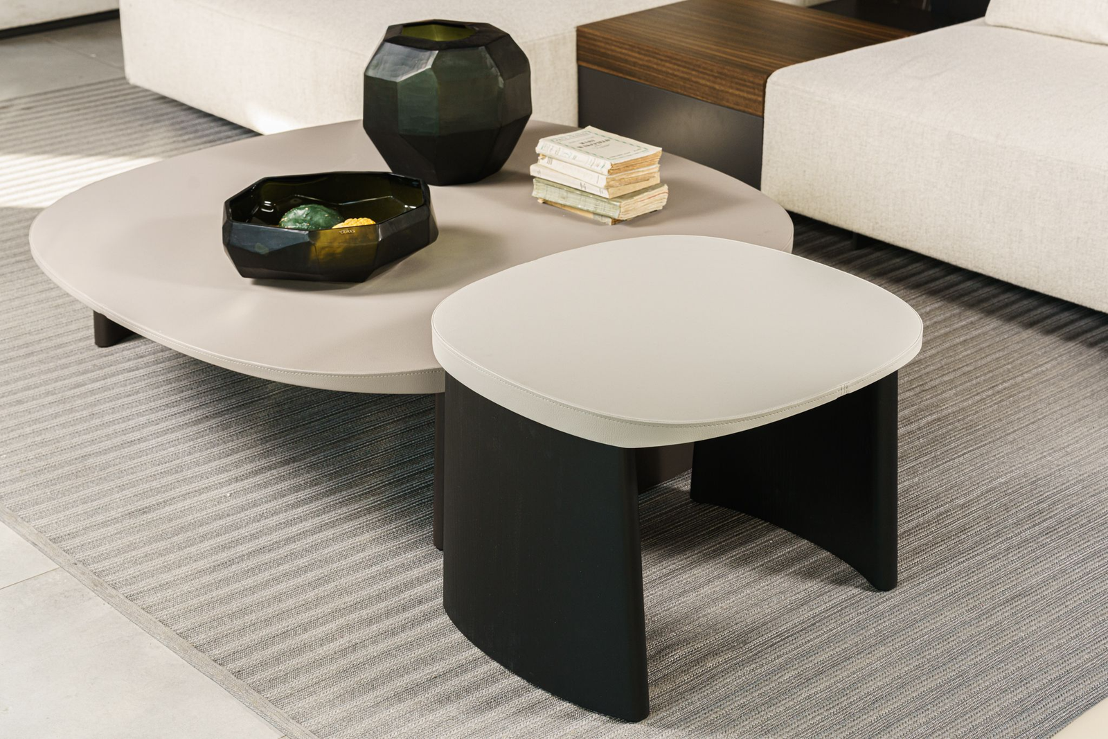 Molteni&C Журнальный столик Cleo 60 Ecoskin Ivory / Black oak от Molteni & C — в интерьере