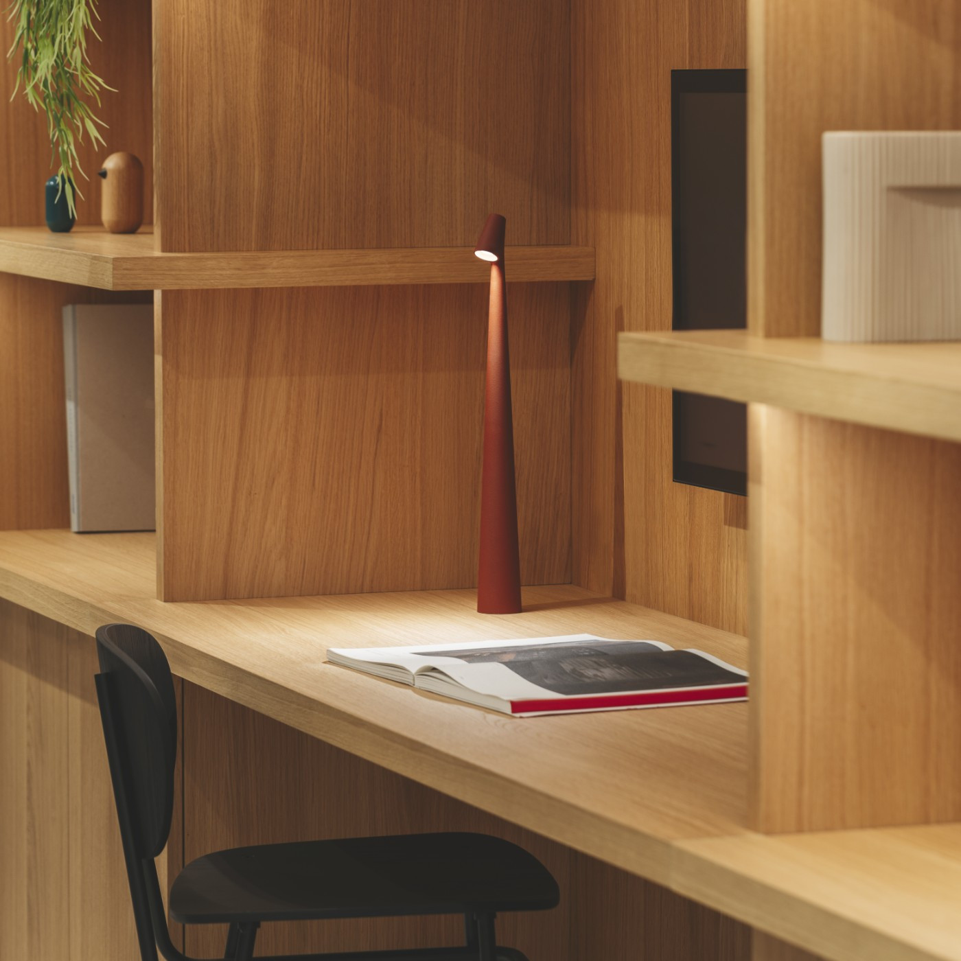 Vibia Настольная лампа Africa 5585 Terra Dark от Vibia — в интерьере