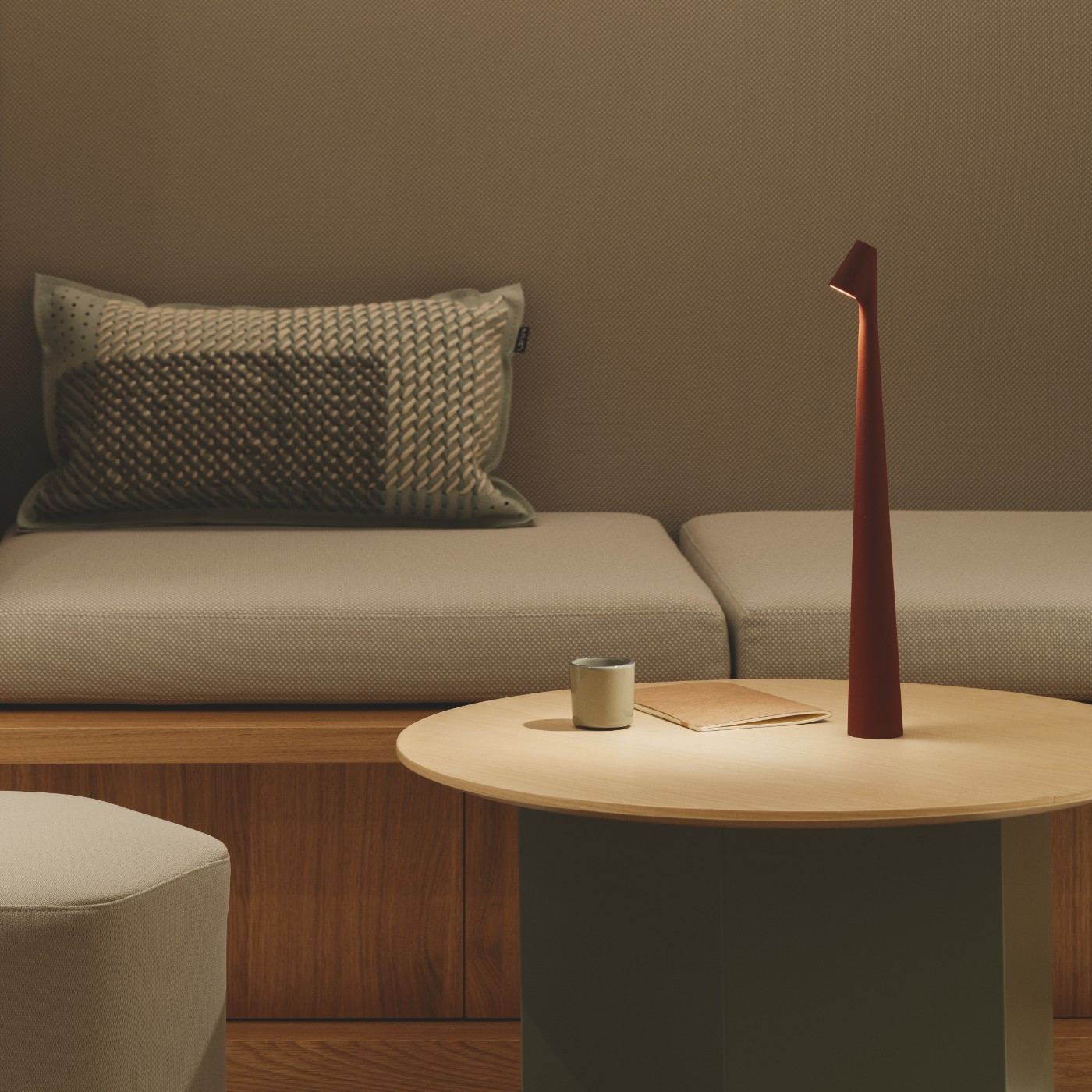 Vibia Настольная лампа Africa 5585 Terra Dark от Vibia — в интерьере