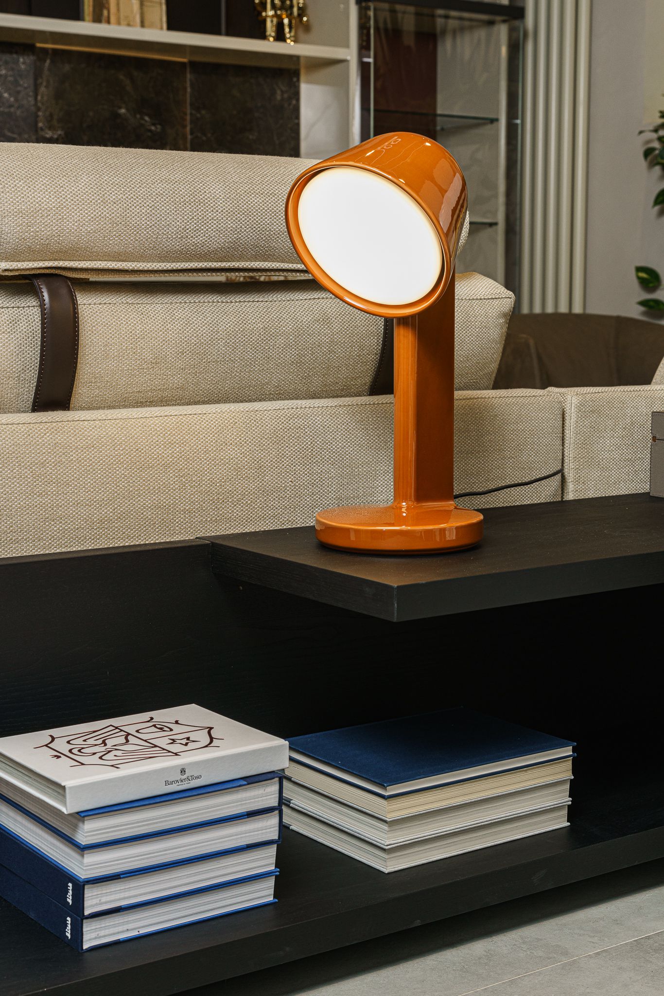 Flos Настольная лампа Ceramique Rust Red от Flos — в интерьере