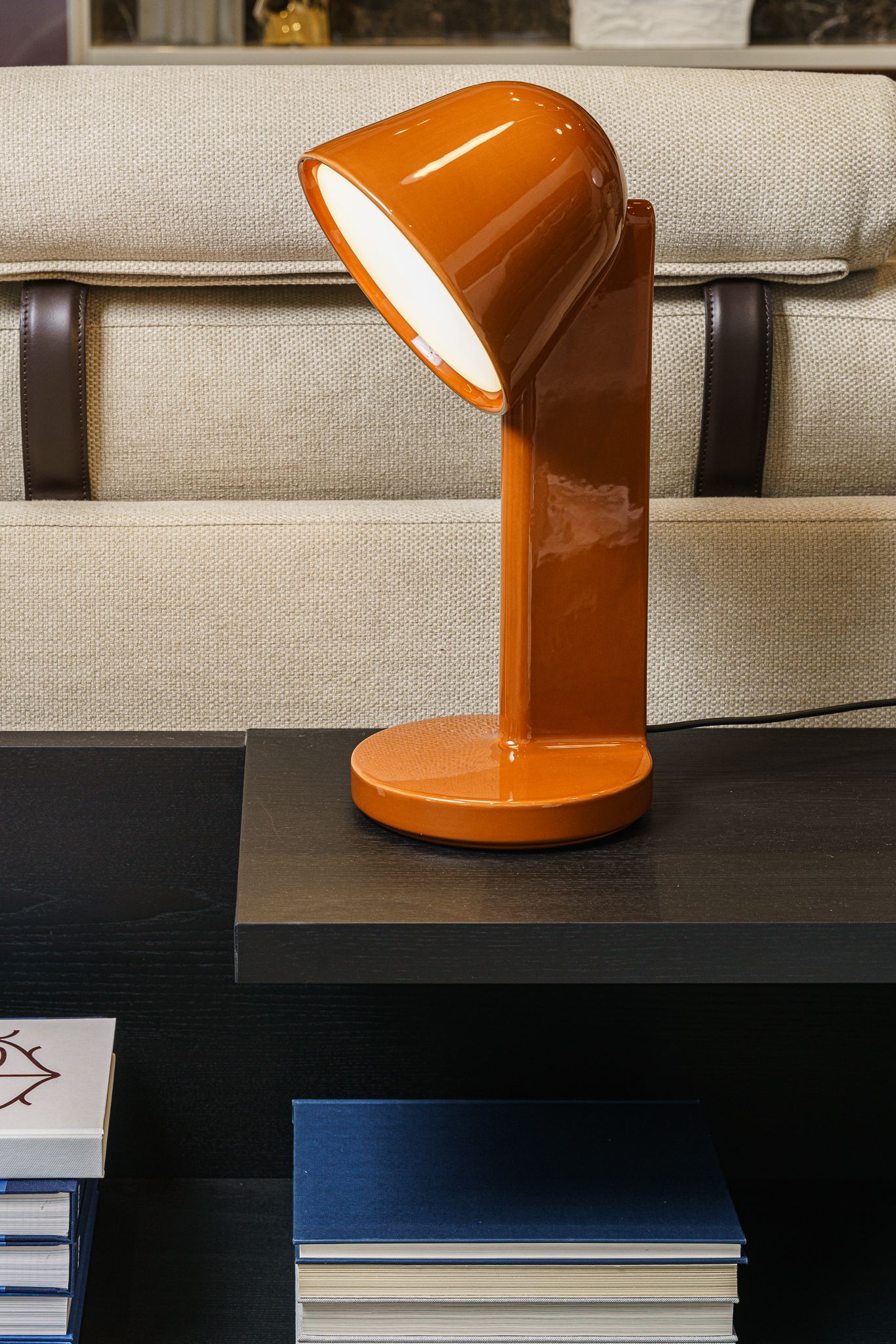 Flos Настольная лампа Ceramique Rust Red от Flos — в интерьере