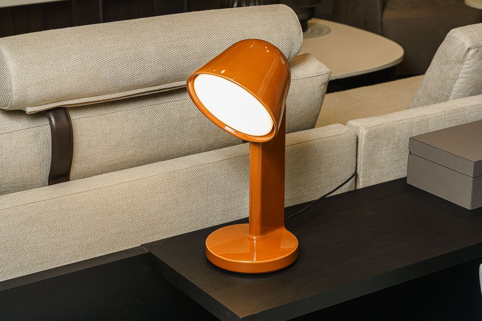 Flos Настольная лампа Ceramique Rust Red от Flos — в интерьере