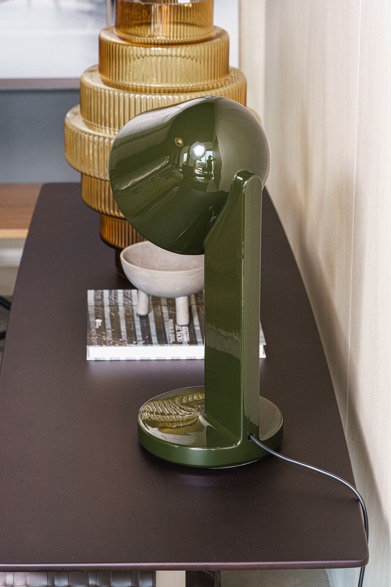 Flos Настольная лампа Ceramique Moss Green от Flos — в интерьере