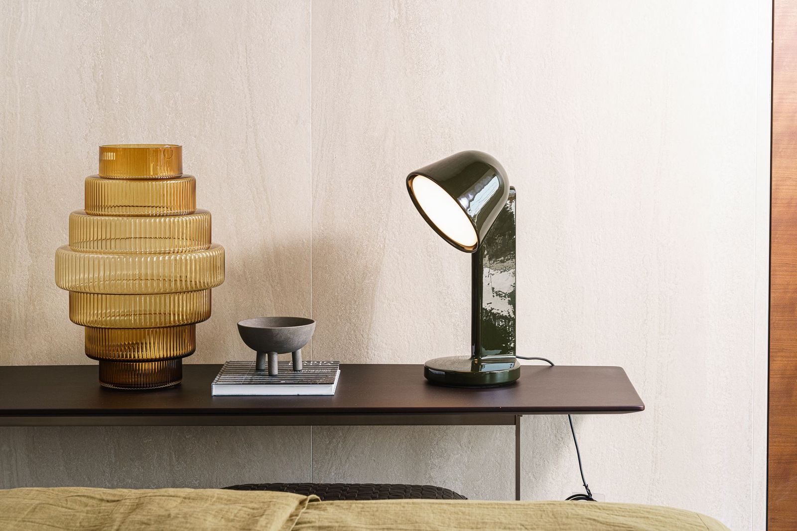 Flos Настольная лампа Ceramique Moss Green от Flos — в интерьере