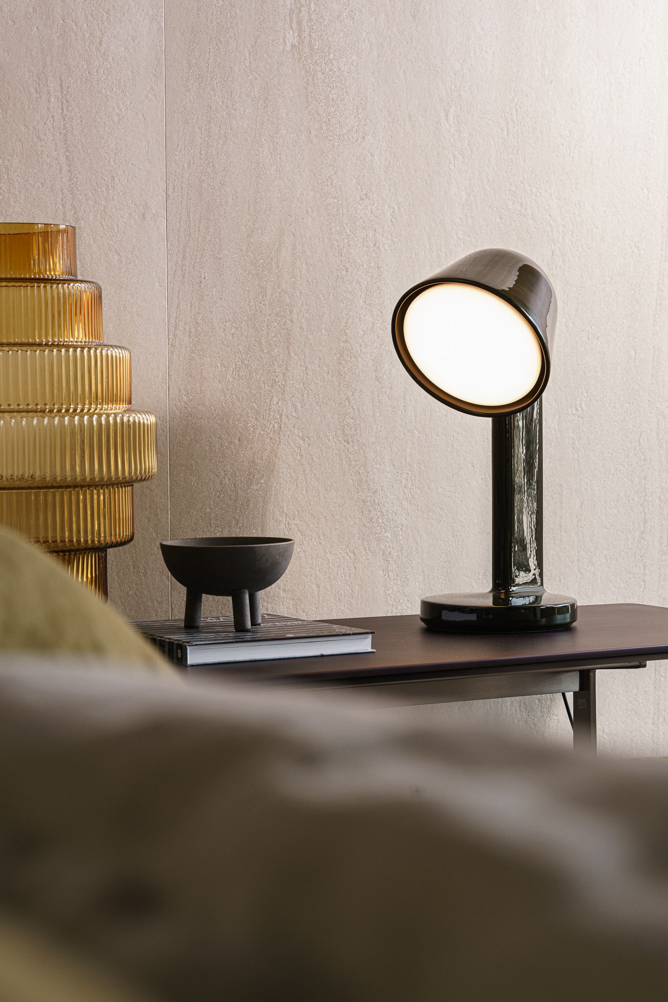 Flos Настольная лампа Ceramique Moss Green от Flos — в интерьере