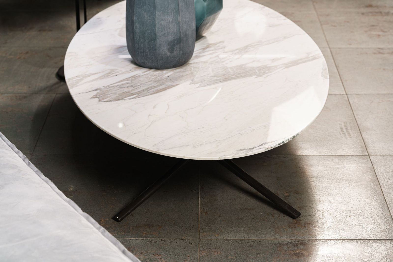Poliform Столик овальный Mondrian Calacatta oro от Poliform — в интерьере