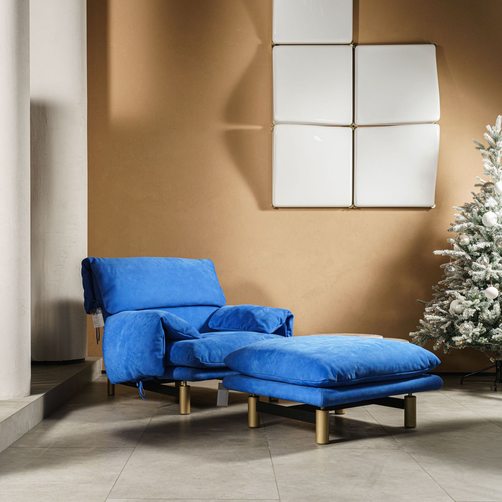 Baxter Пуф Jo Electric Blue от Baxter — в интерьере