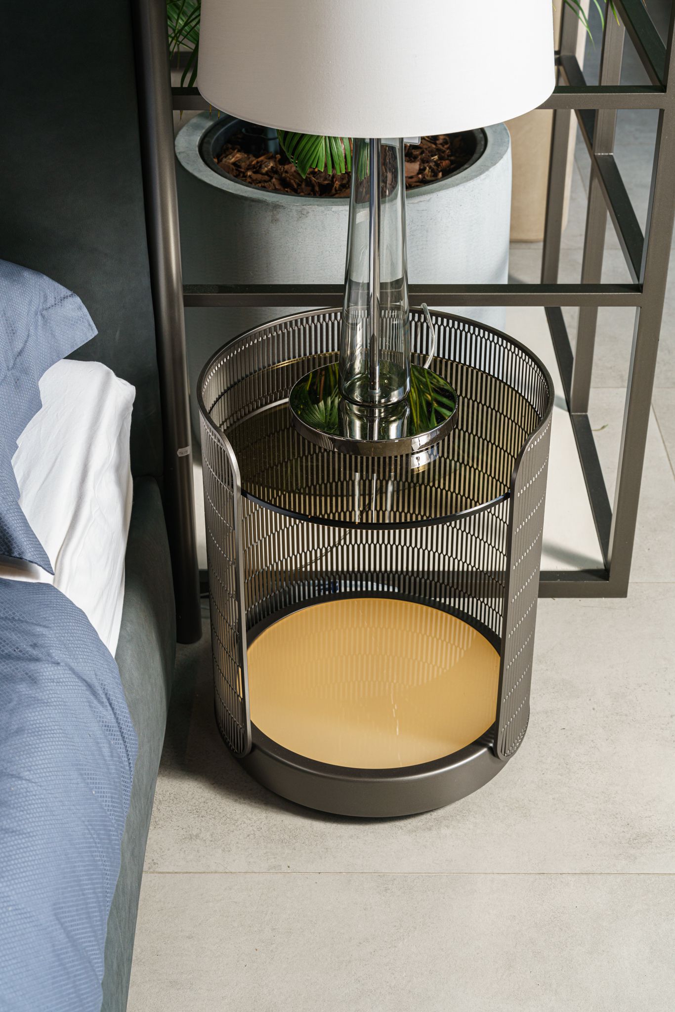 Flou Прикроватная тумбочка Chiaro di Luna Matt Burnished от Flou — в интерьере
