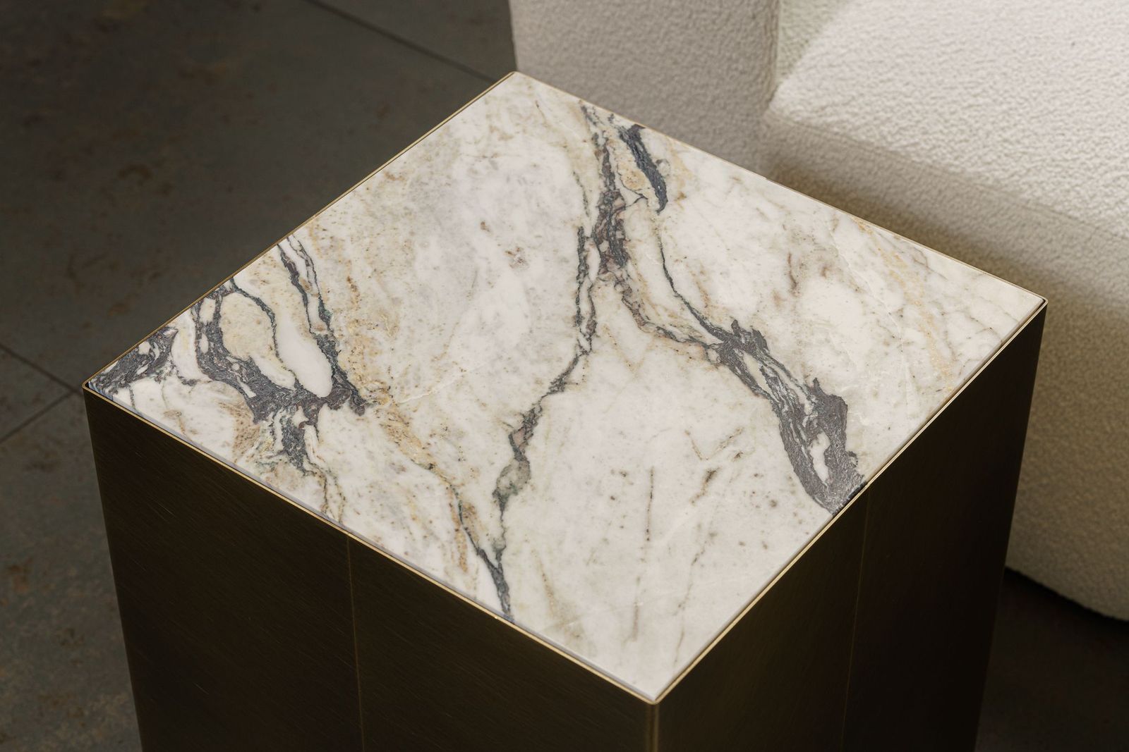Meridiani Журнальный столик Belt Marble 40 square от Meridiani — в интерьере