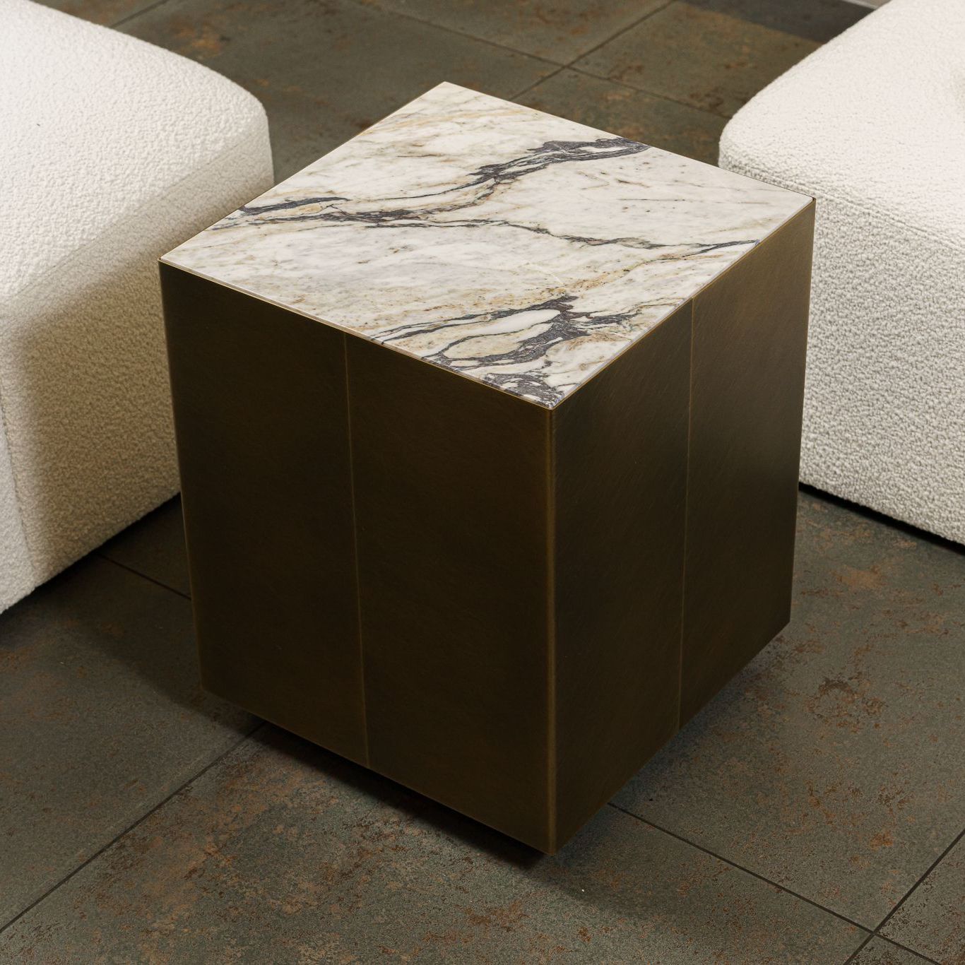 Meridiani Журнальный столик Belt Marble 40 square от Meridiani — в интерьере
