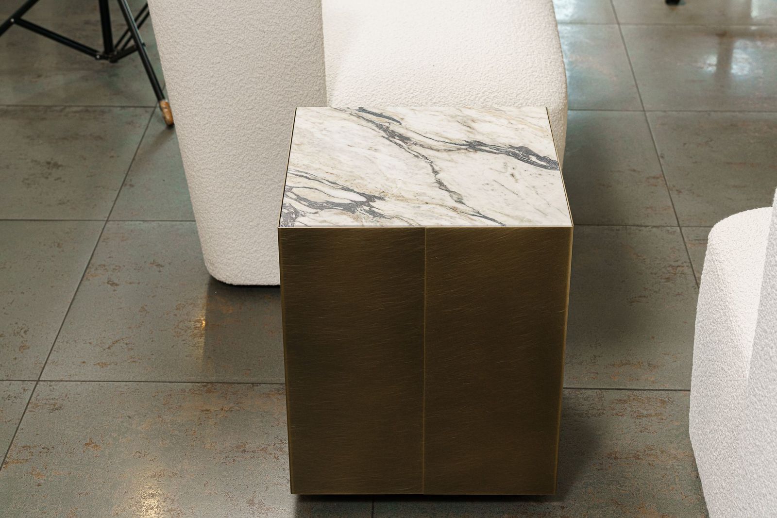 Meridiani Журнальный столик Belt Marble 40 square от Meridiani — в интерьере
