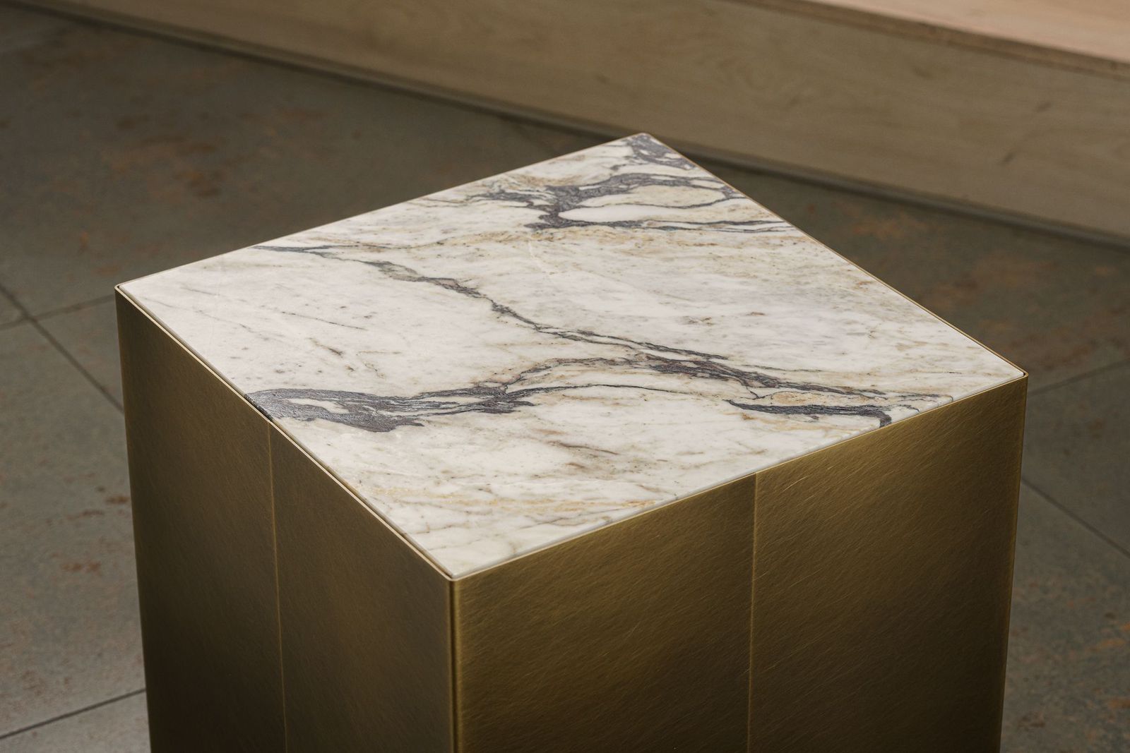 Meridiani Журнальный столик Belt Marble 40 square от Meridiani — в интерьере