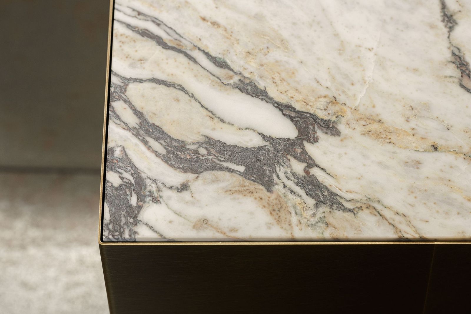 Meridiani Журнальный столик Belt Marble 40 square от Meridiani — в интерьере
