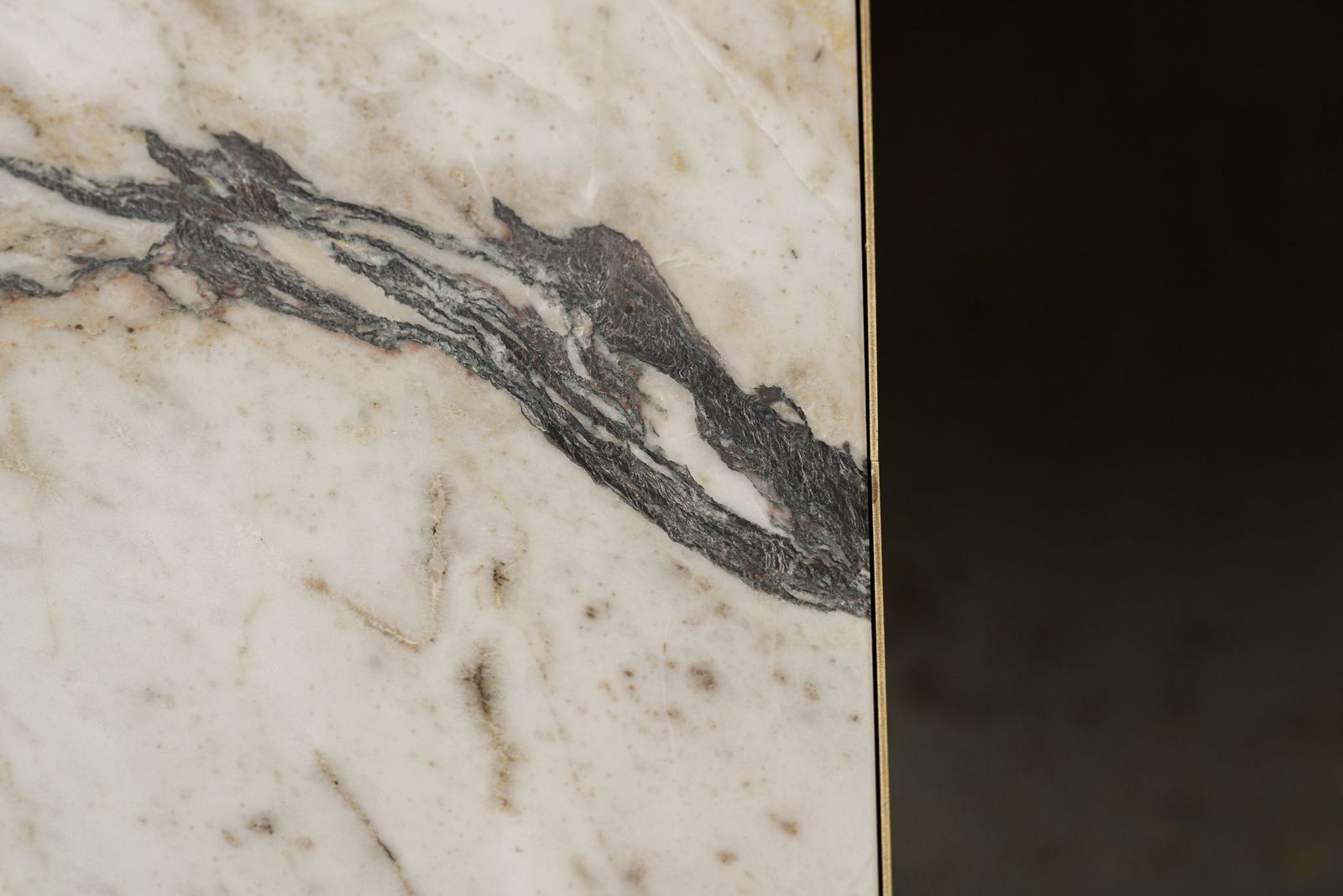 Meridiani Журнальный столик Belt Marble 40 square от Meridiani — в интерьере