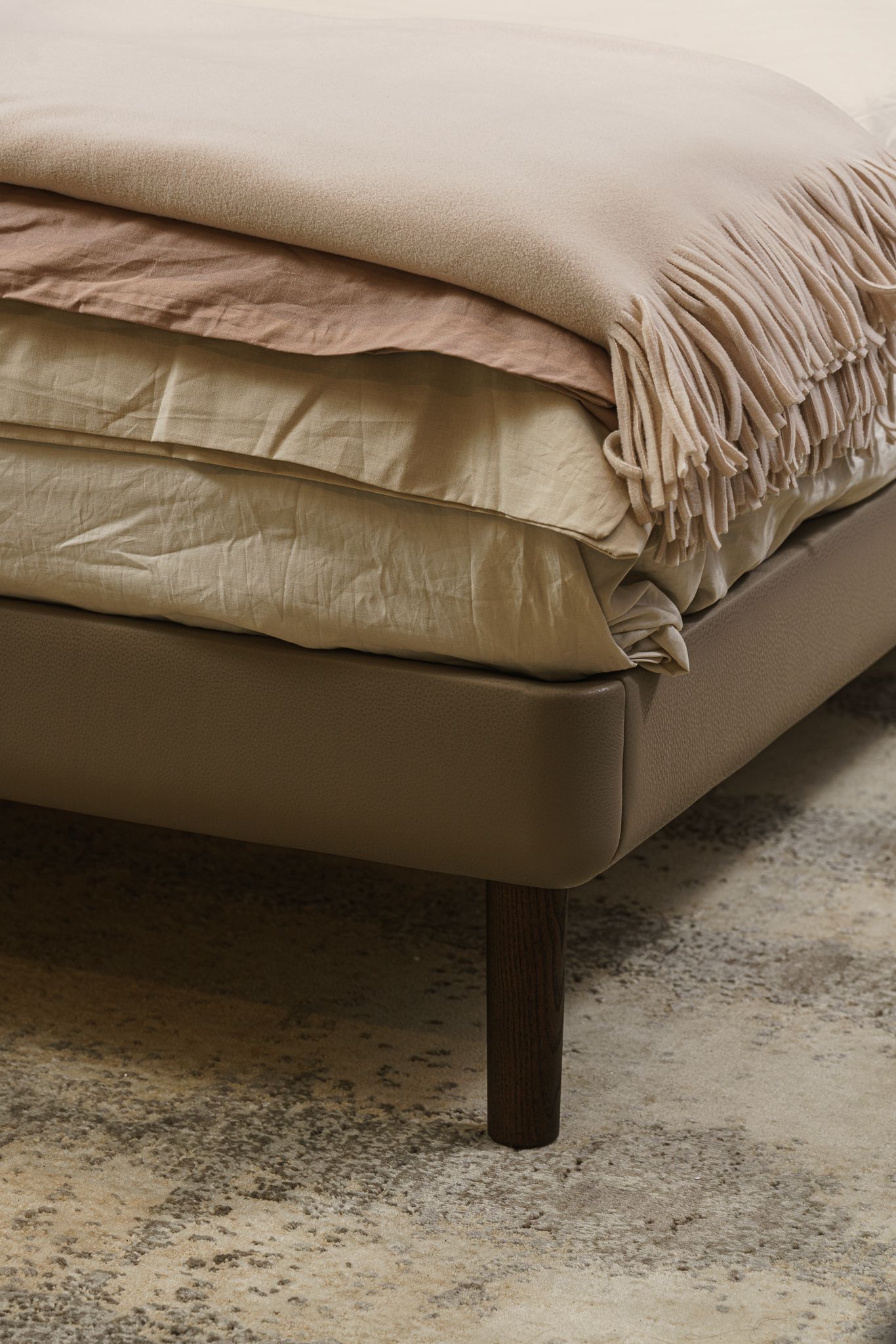 Poltrona Frau Кровать Times Light Brown / Pelle promice от Poltrona Frau — в интерьере