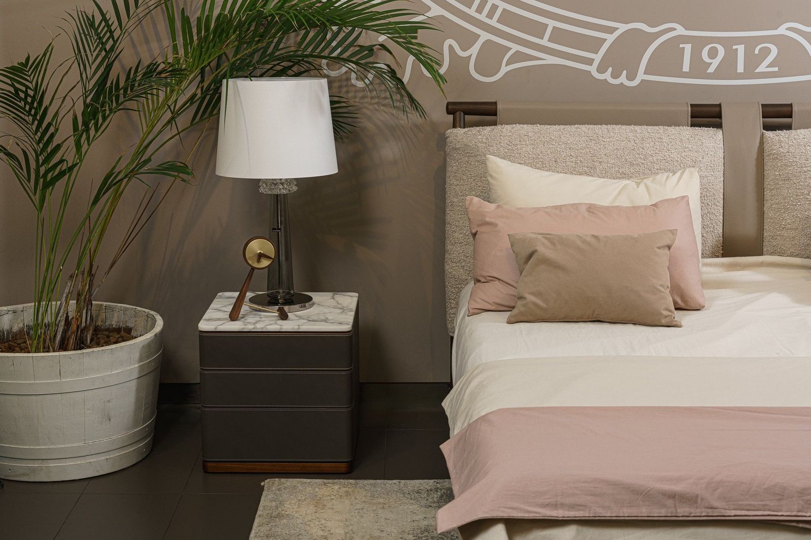 Poltrona Frau Кровать Times Light Brown / Pelle promice от Poltrona Frau — в интерьере