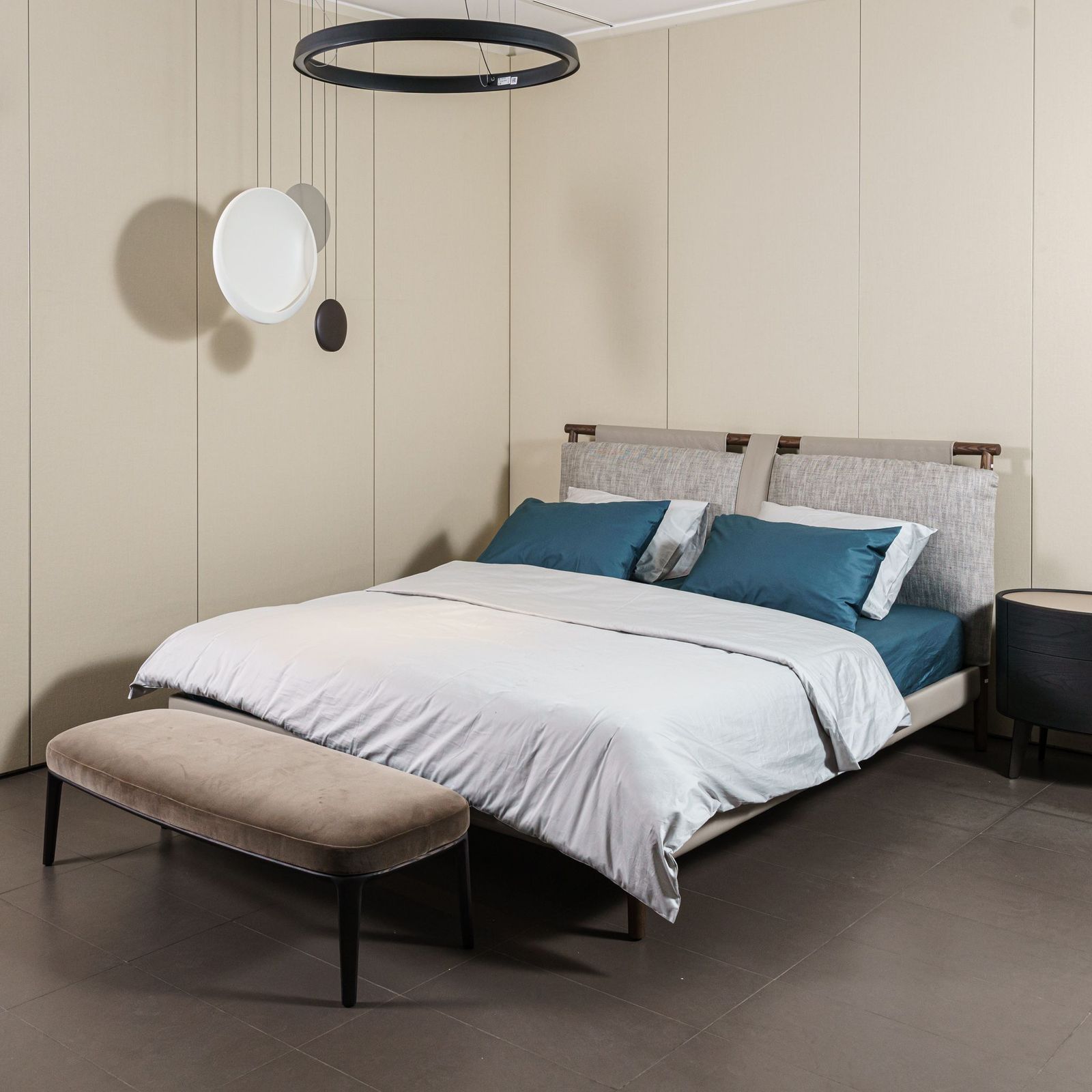 Poltrona Frau Кровать Times Light Brown / Pelle promice от Poltrona Frau — в интерьере