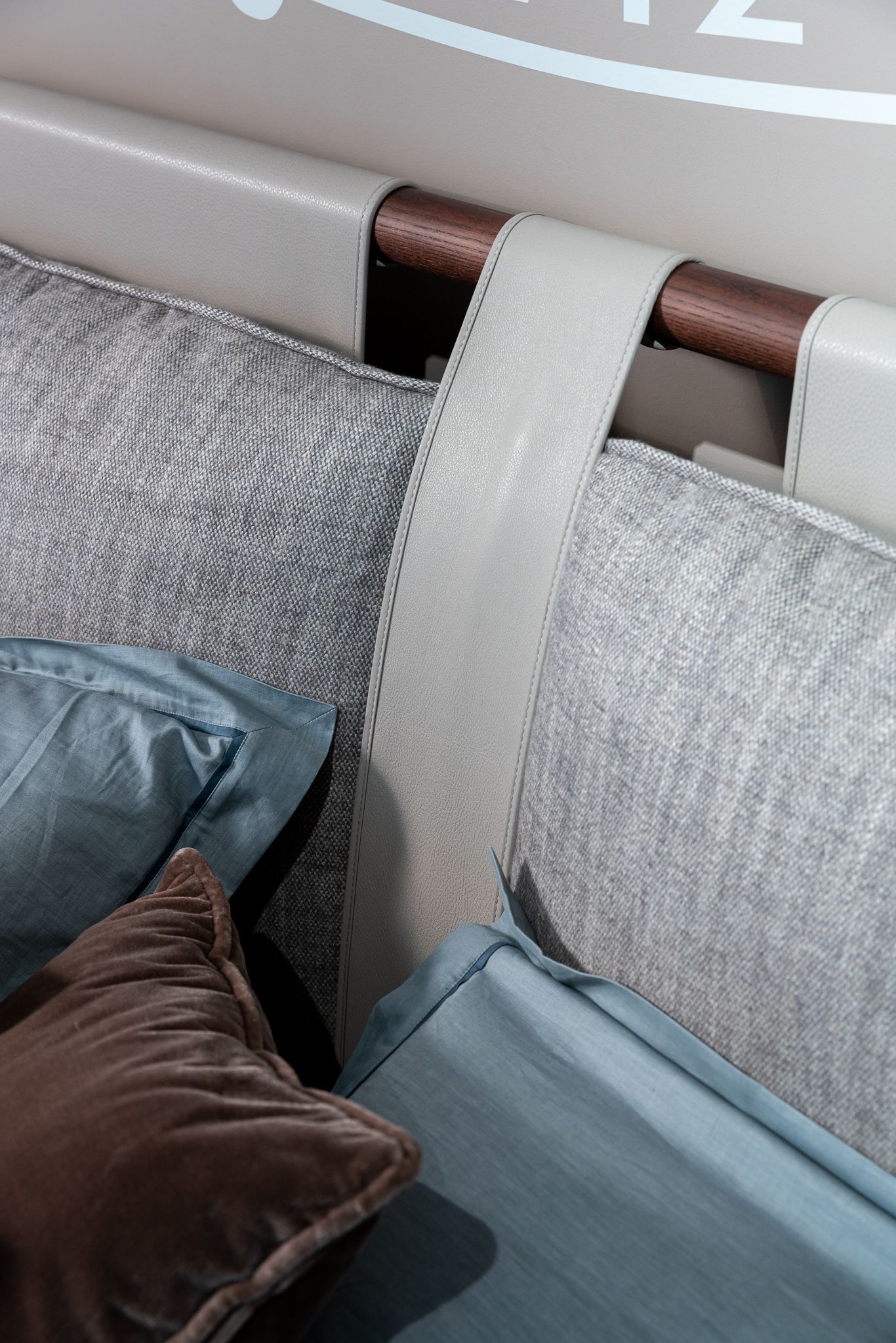 Poltrona Frau Кровать Times Light Brown / Pelle promice от Poltrona Frau — в интерьере