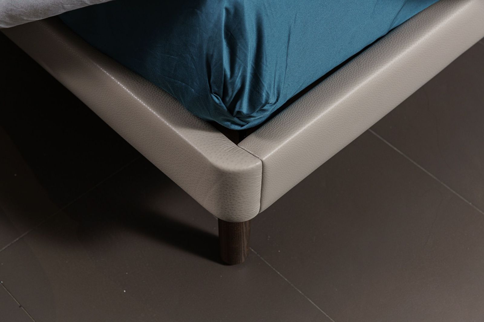Poltrona Frau Кровать Times Light Brown / Pelle promice от Poltrona Frau — в интерьере