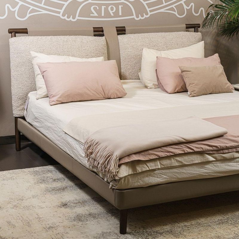 Poltrona Frau Кровать Times Light Brown / Pelle promice от Poltrona Frau — в интерьере