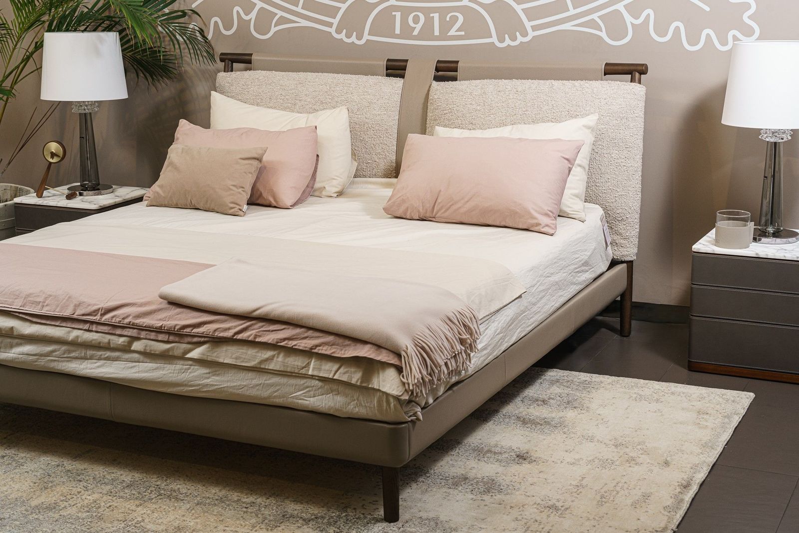 Poltrona Frau Кровать Times Light Brown / Pelle promice от Poltrona Frau — в интерьере