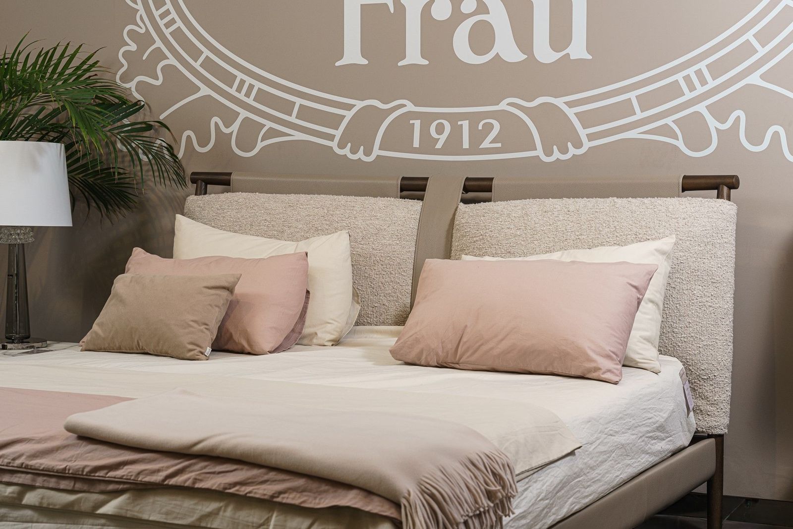 Poltrona Frau Кровать Times Light Brown / Pelle promice от Poltrona Frau — в интерьере