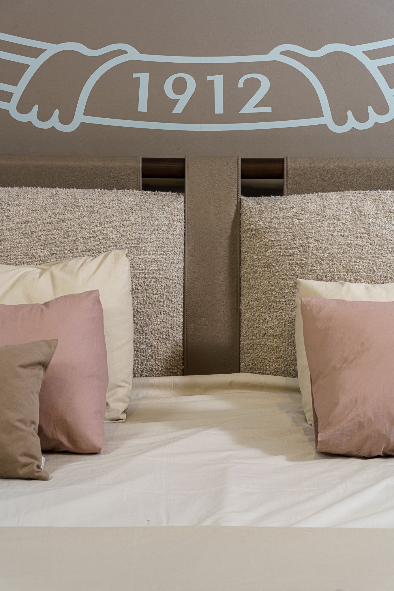 Poltrona Frau Кровать Times Light Brown / Pelle promice от Poltrona Frau — в интерьере