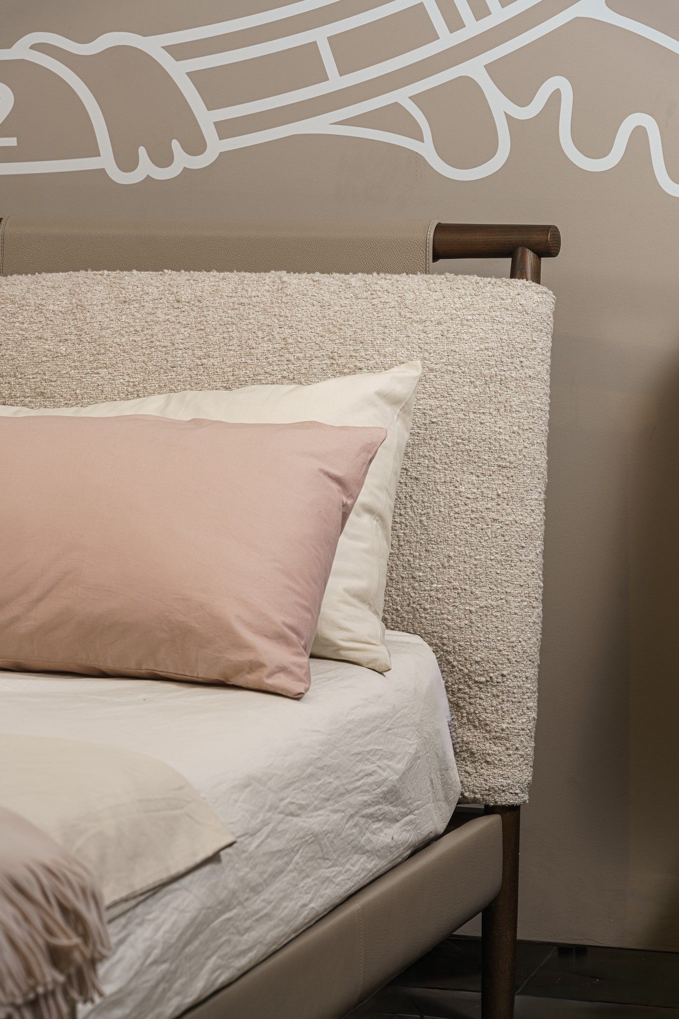 Poltrona Frau Кровать Times Light Brown / Pelle promice от Poltrona Frau — в интерьере