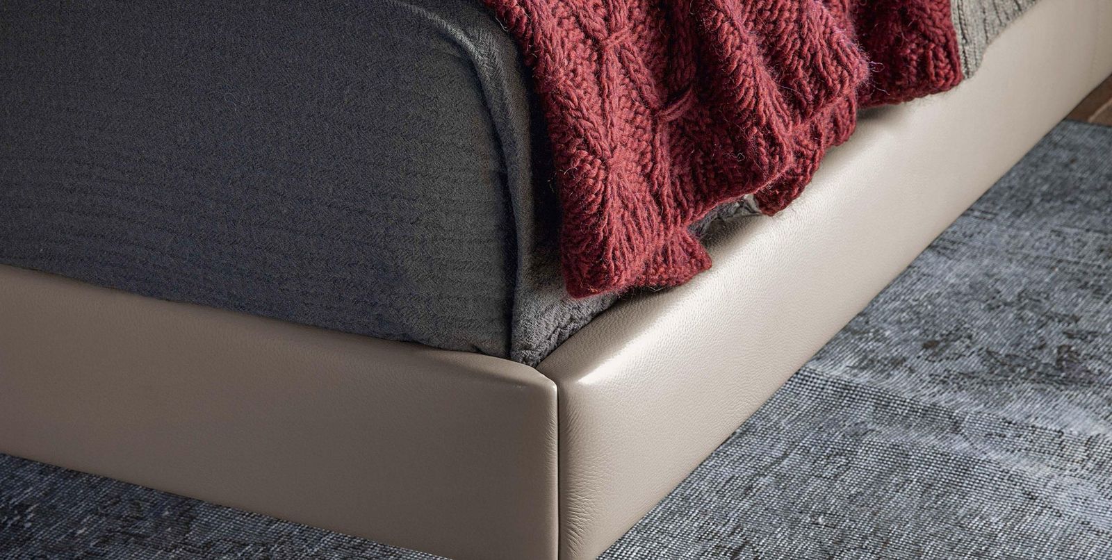 Poltrona Frau Кровать Bretagne Boucle / Pelle Topo от Poltrona Frau — в интерьере