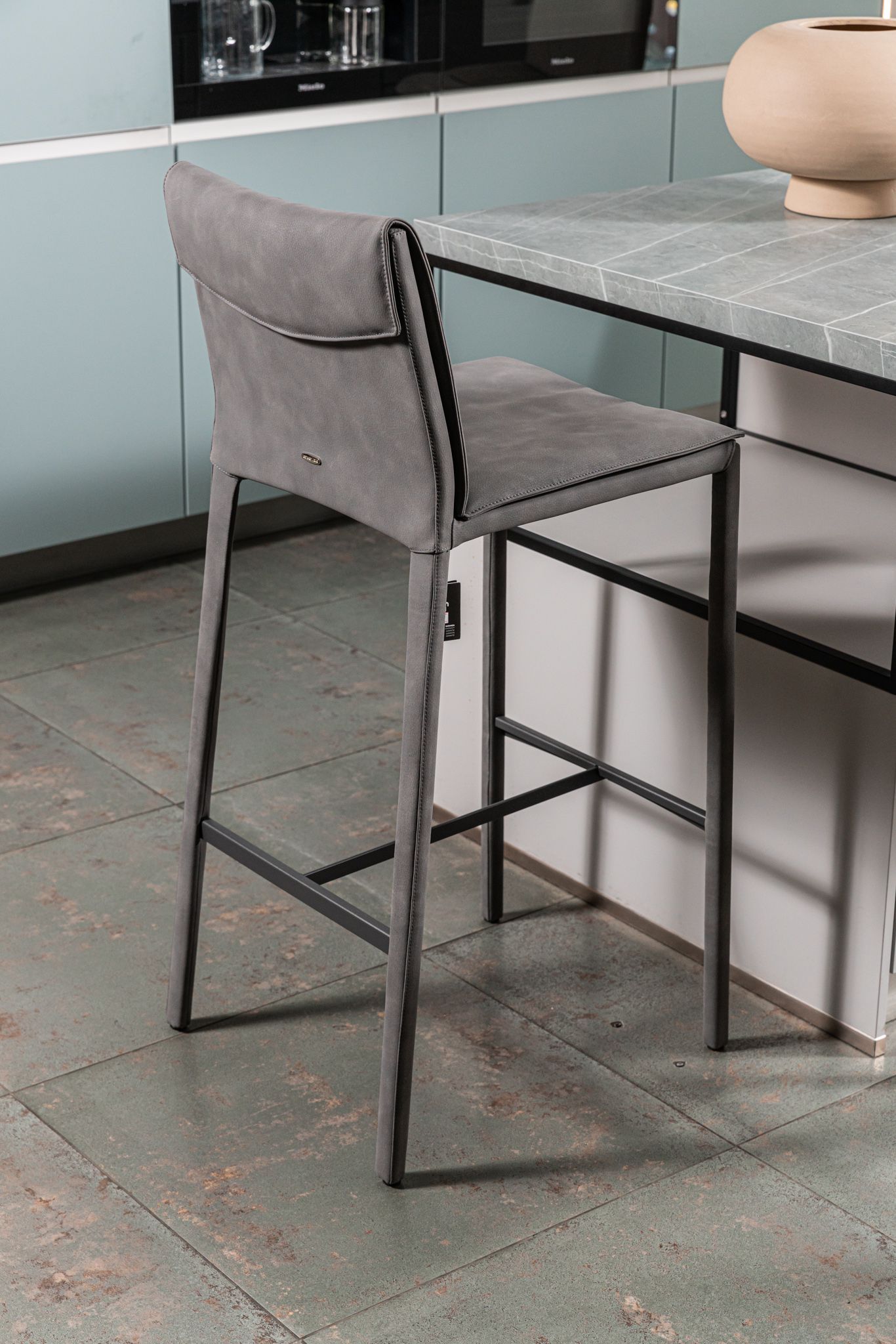 Cattelan Italia Барный стул Isabel A Pelle SN06 Vulcano от Cattelan Italia — в интерьере