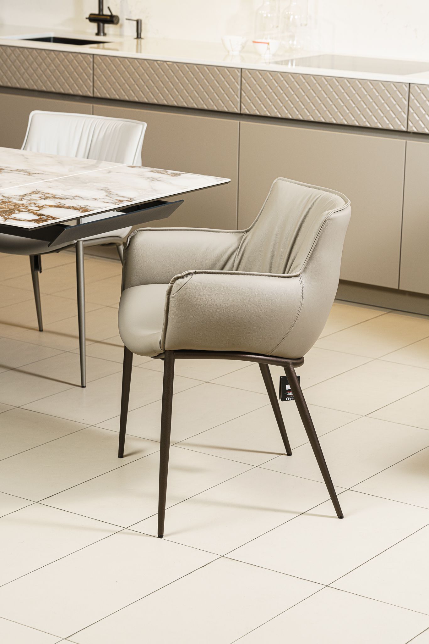 Cattelan Italia Стул с подлокотниками Rhonda Castoro от Cattelan Italia — в интерьере
