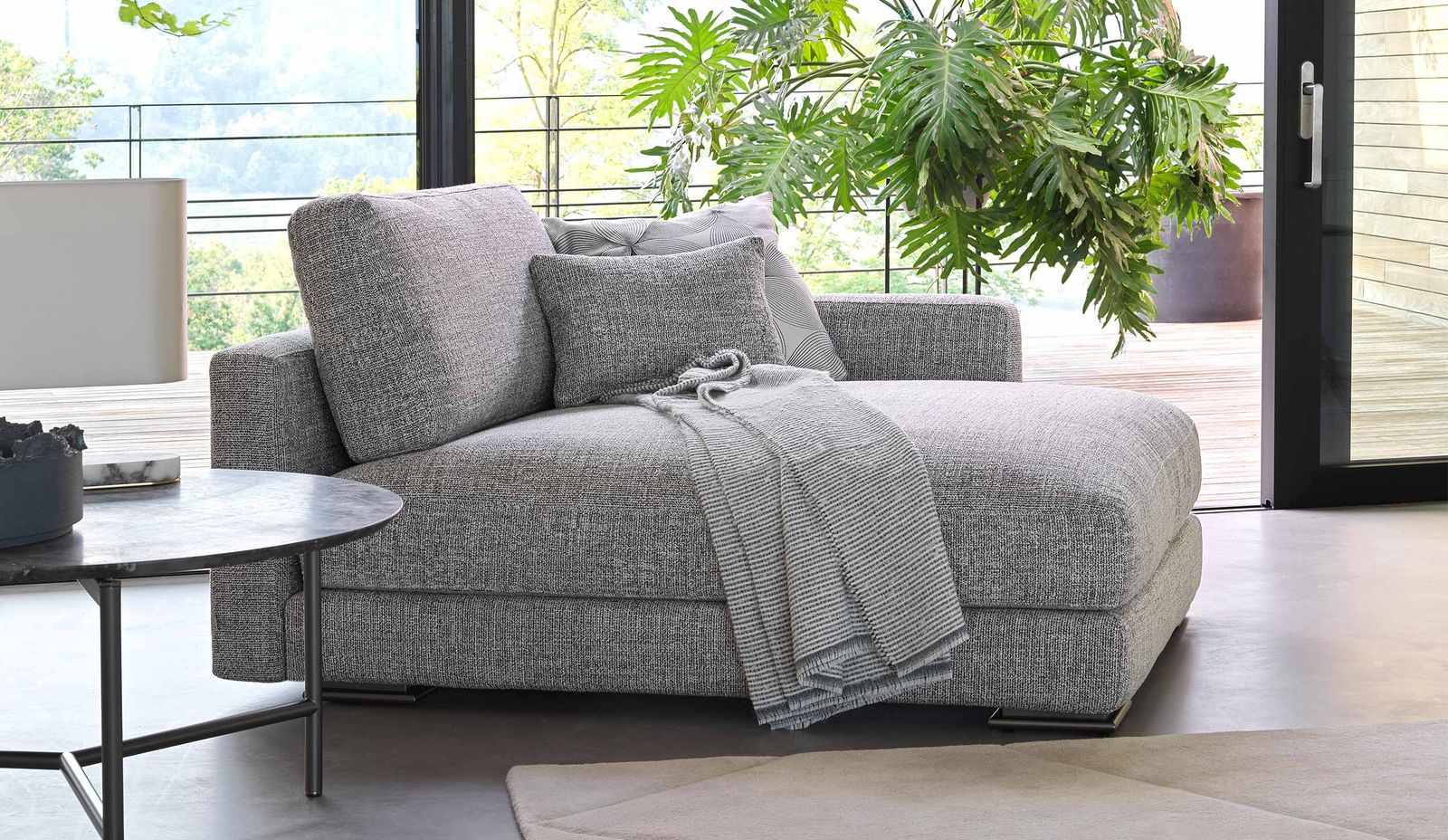 Flou Плед Abbraccio Bianco/Nero от Flou — в интерьере