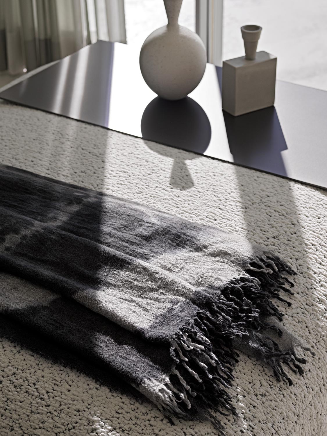 Flou Плед Vento Grey от Flou — в интерьере